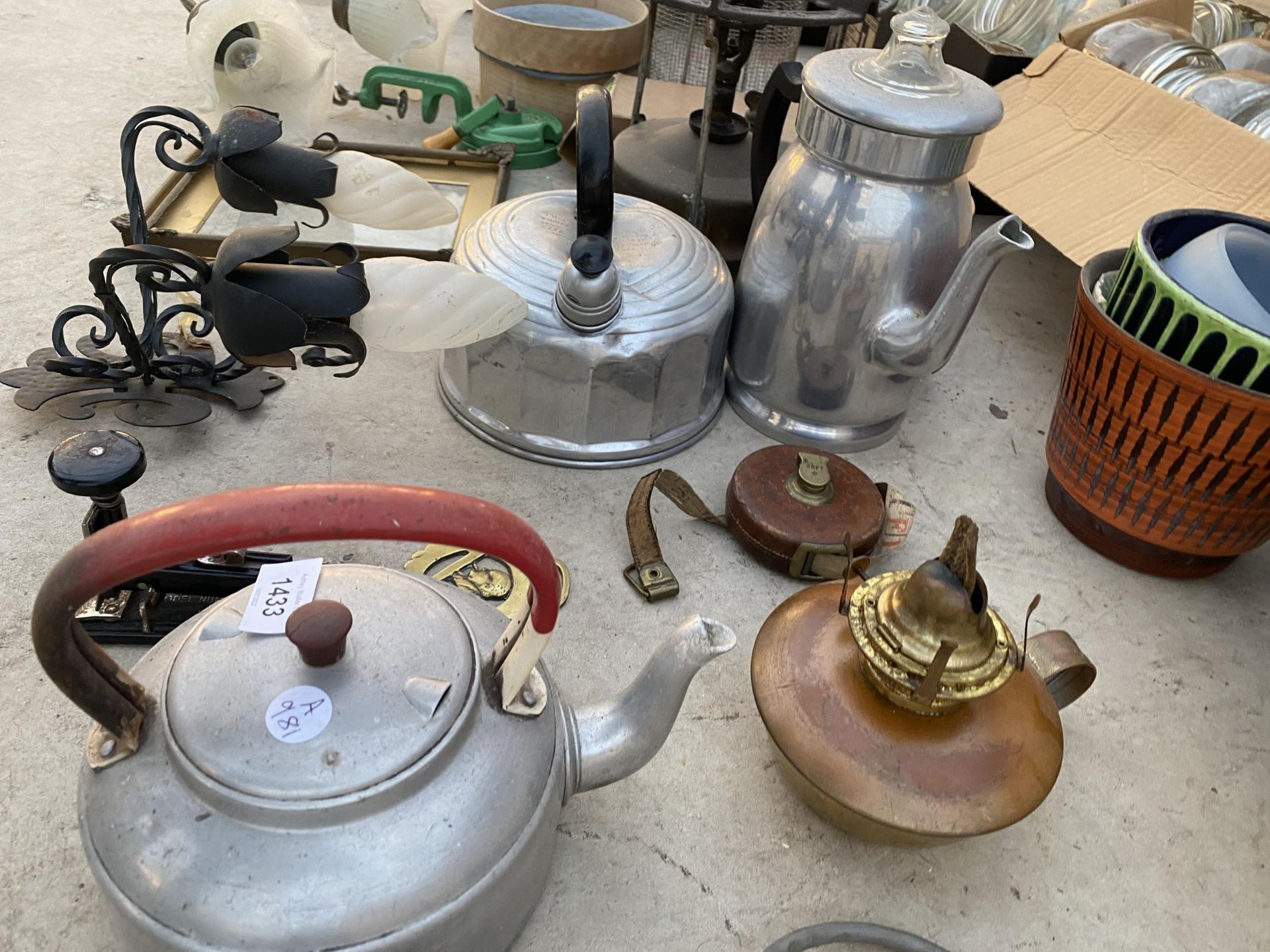 AN ASSORTMENT OF ITEMS TO INCLIUDE A VINTAGE BEAN SLICER, A VINTAGE CAMPING CSTOVE AND A PARAFIN - Image 4 of 4