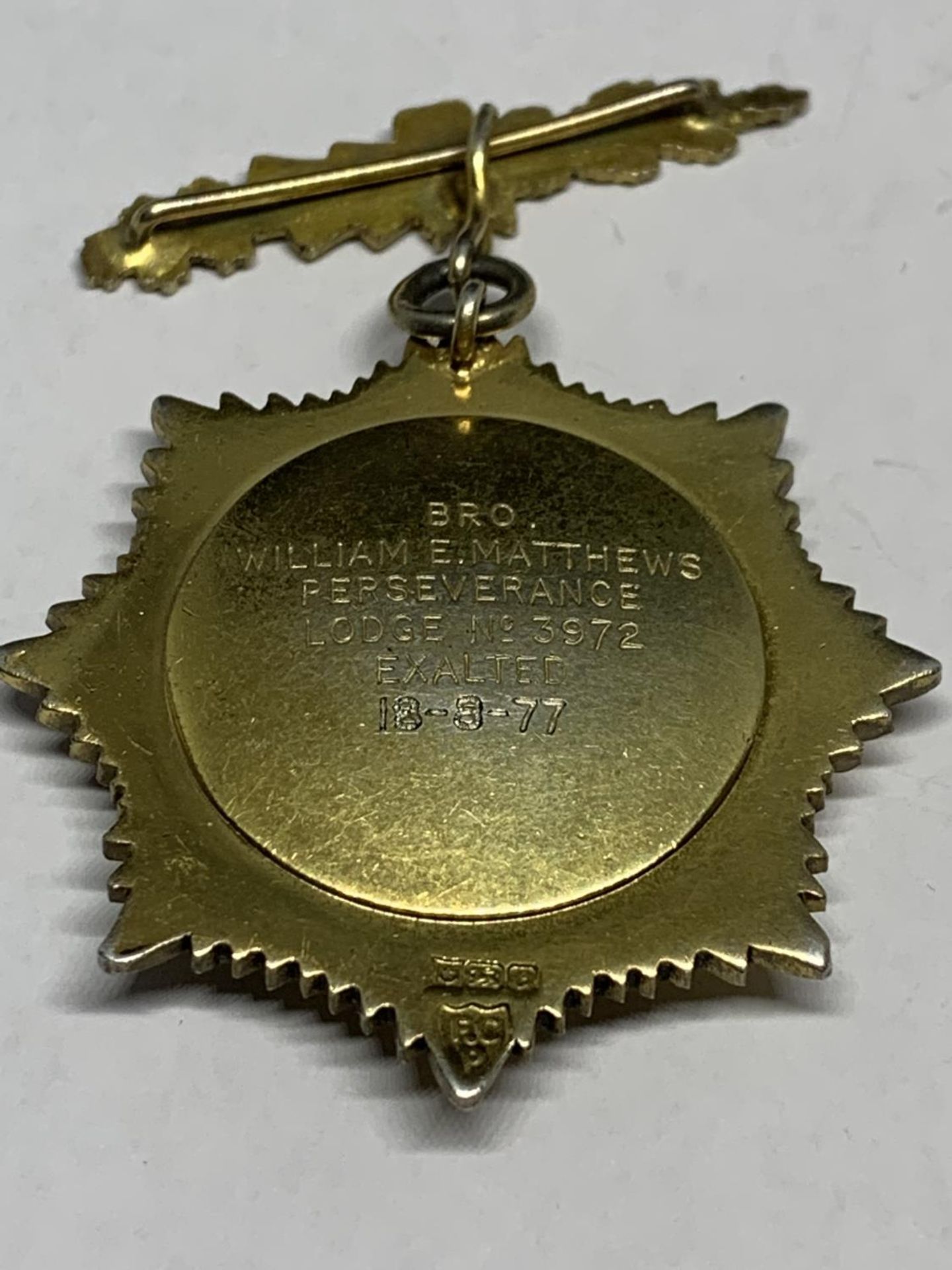 A SILVER GILT MASONIC MEDAL 1977 - Image 2 of 2