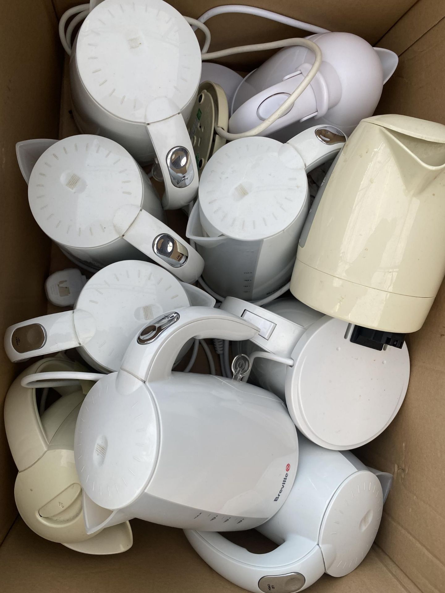 A LARGE COLLECTION OF KETTLES - Image 2 of 4
