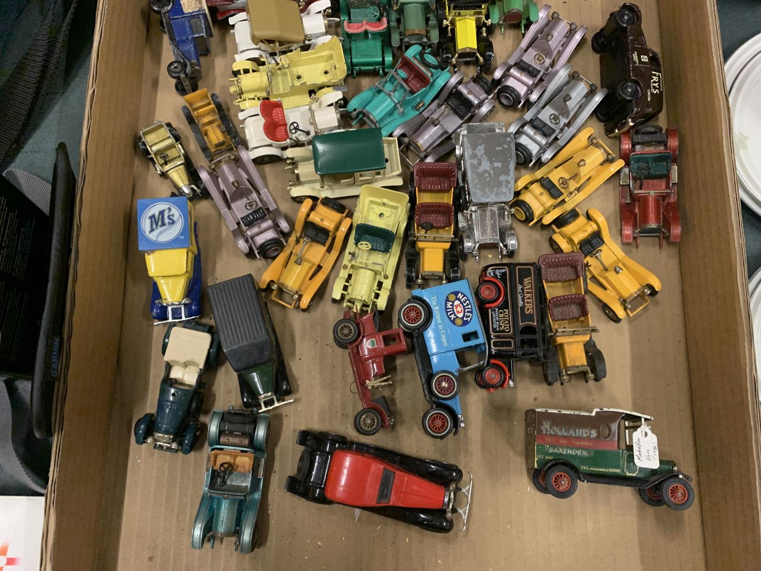 A QUANTITY OF SMALL DIECAST VEHICLES INCLUDING SOME ADVERTISING VEHICLES - Bild 3 aus 3