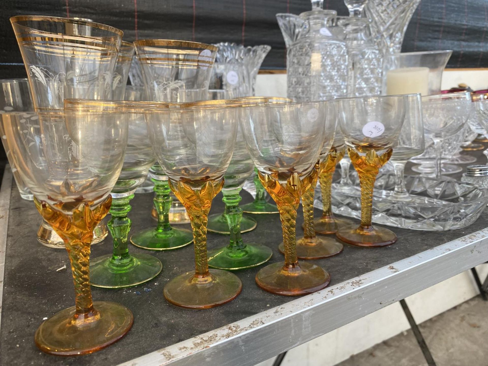 A LARGE ASSORTMENT OF GLASS WARE TO INCLUDE DECANTORS, LARGE CUT GLASS VASES AND SHERRY GLASSES ETC - Image 3 of 6