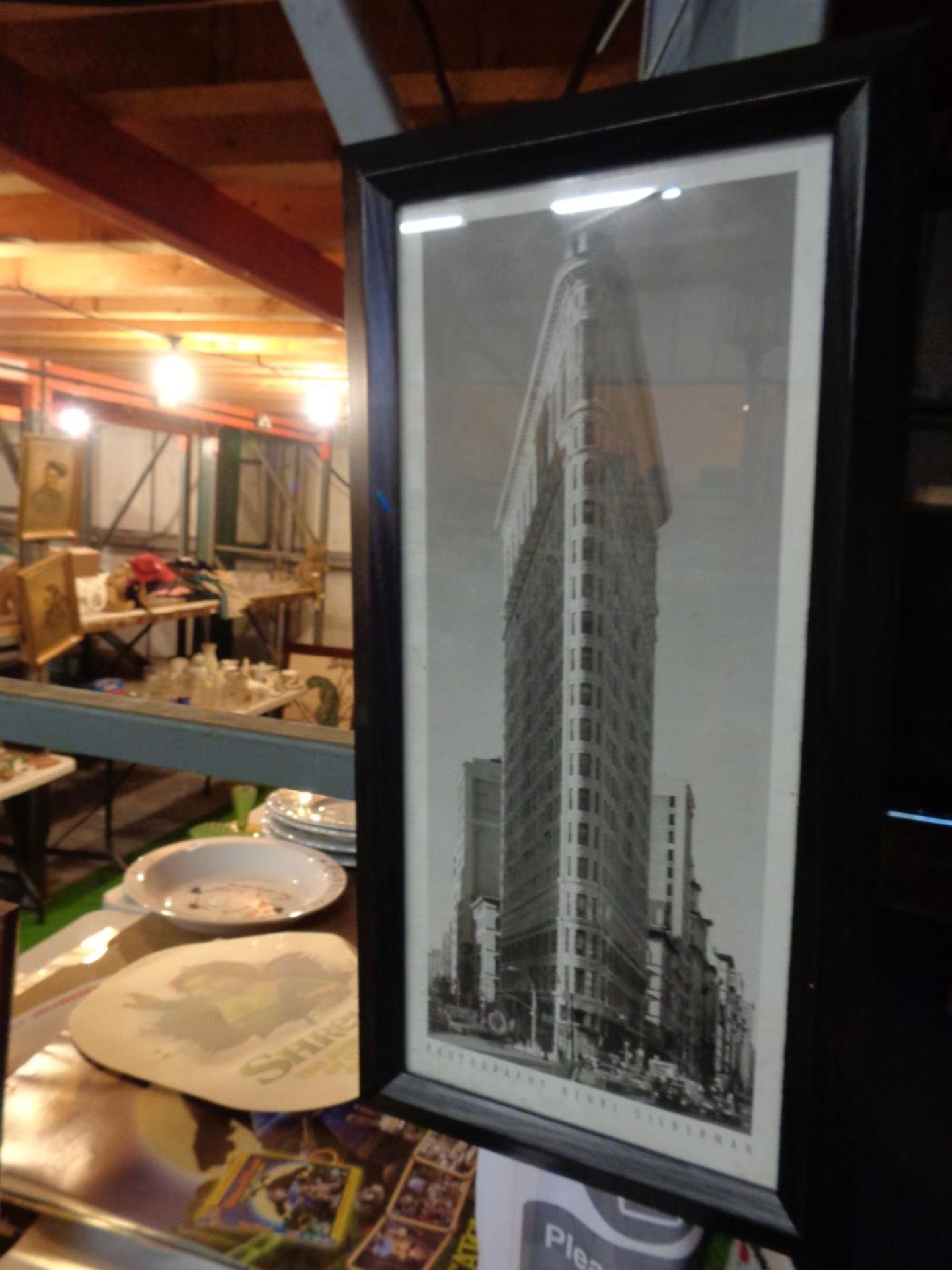 A FRAMED PICTURE OF THE FLATIRON BUILDING NEW YORK - Image 2 of 2