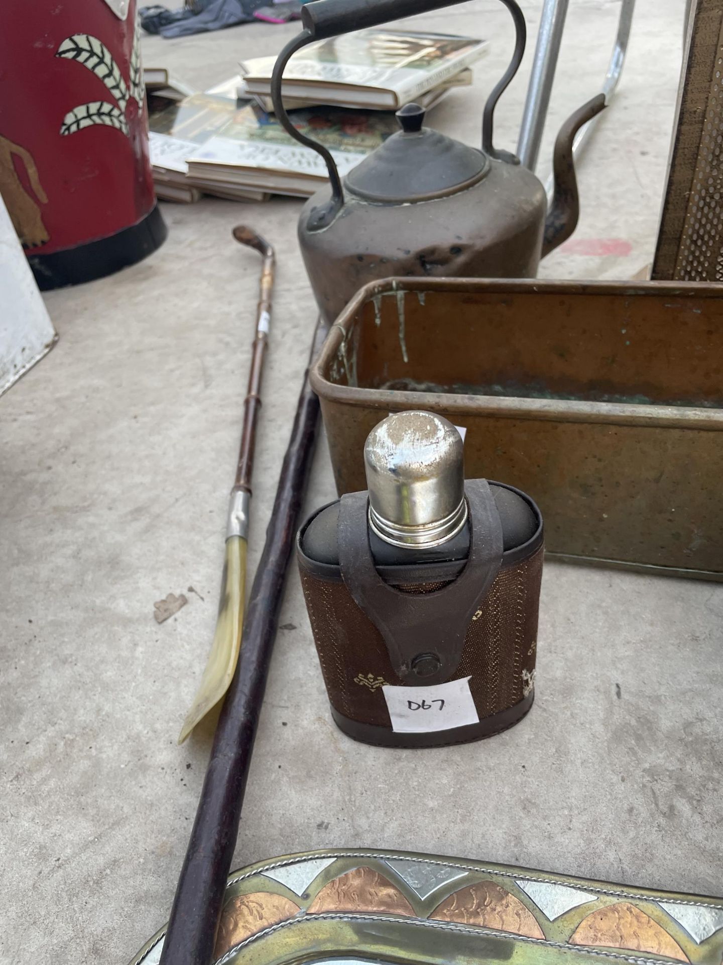 AN ASSORTMENT OF METAL WARE ITEMS TO INCLUDE A BRASS TROUGH, A COPPER KETTLE AND A PEWTER TANKARD - Image 4 of 4