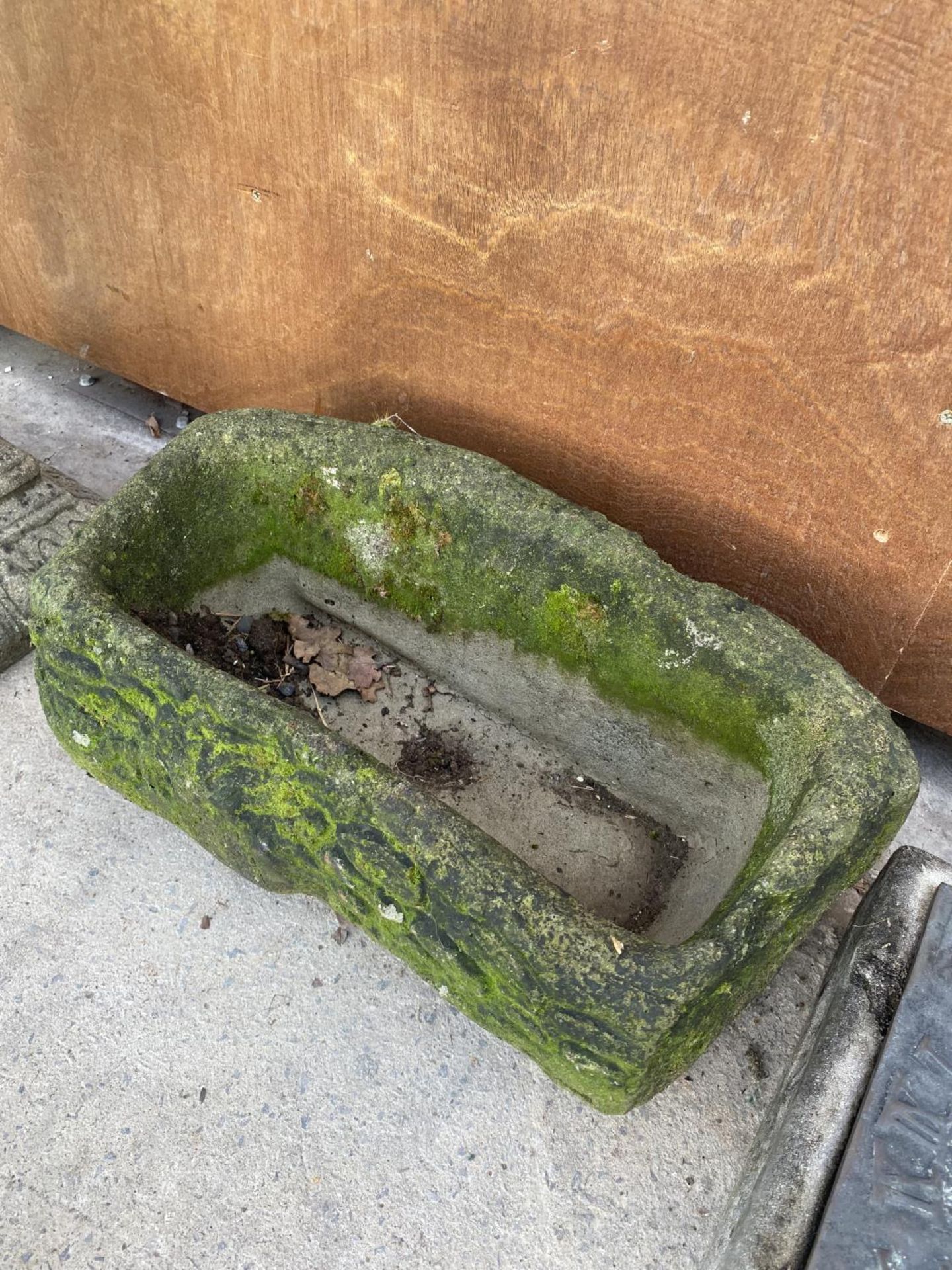 A SMALL STONE TROUGH AND A SUNDIAL TOP - Image 3 of 3