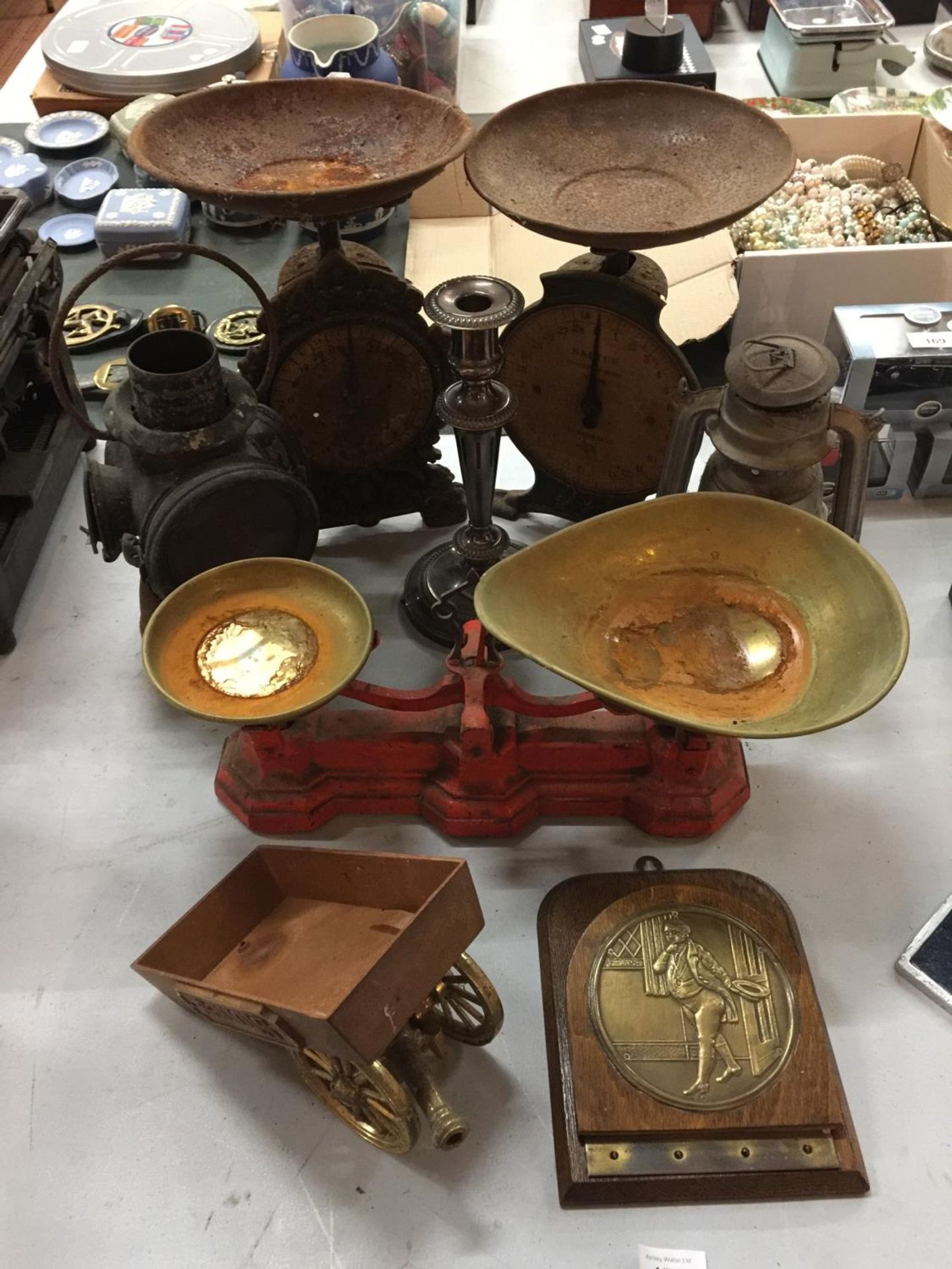 A QUANTITY OF ITEMS TO INCLUDE THREE SETS OF VINTAGE SCALES, A RAILWAY LAMP, OIL LAMP, ETC