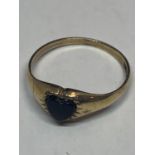A 9 CARAT GOLD RING WITH ONYX HEART SHAPED STONE SIZE M/N