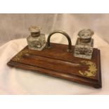 A VINTAGE MAHOGANY AND BRASS DESK TIDY WITH CUT GLASS INKWELLS