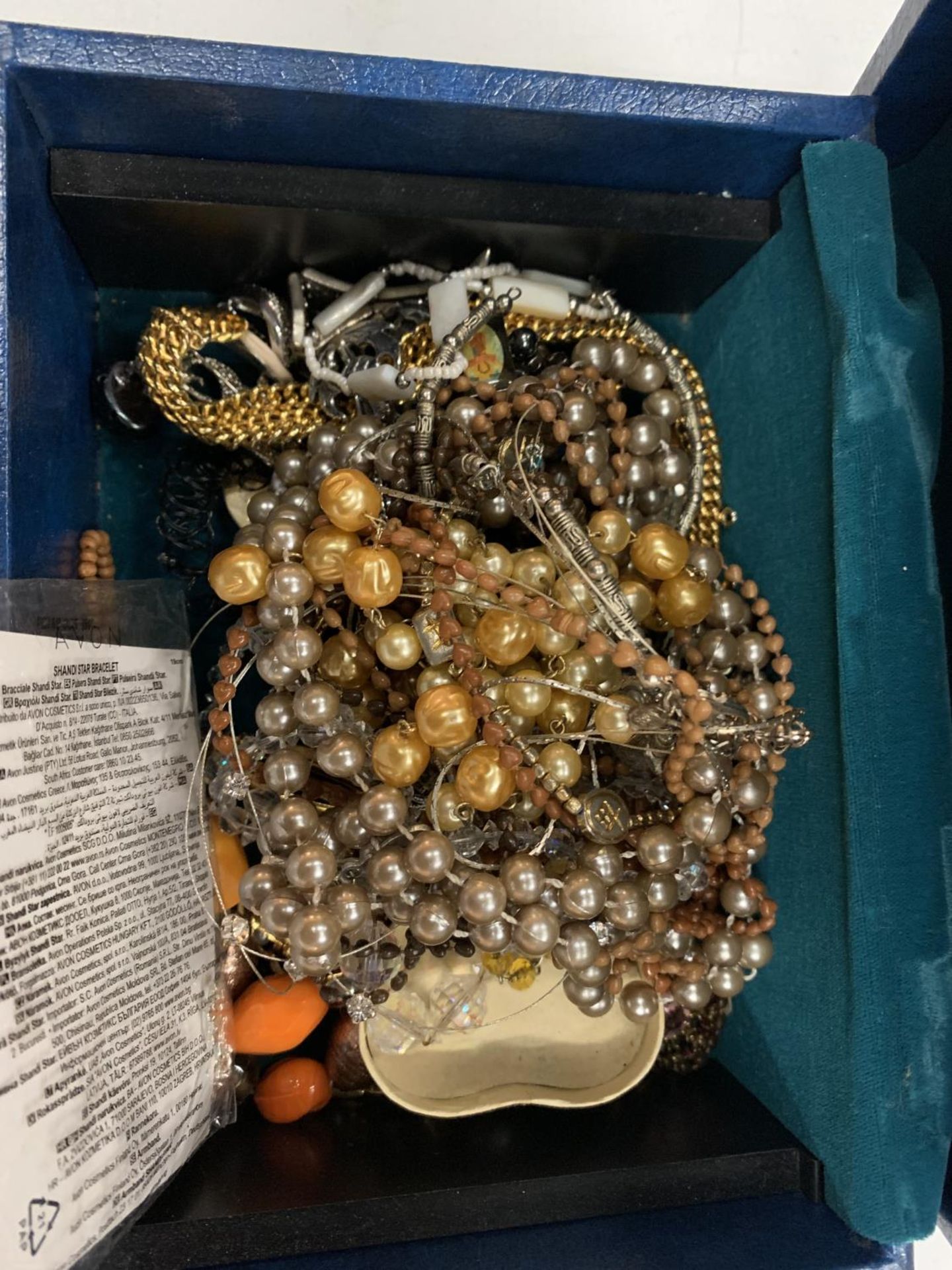 A QUANTITY OF COSTUME JEWELLERY AND COMPACTS TO INCLUDE, PEARLS, BRACELETS, NECKLACES, TRINKET - Image 4 of 6