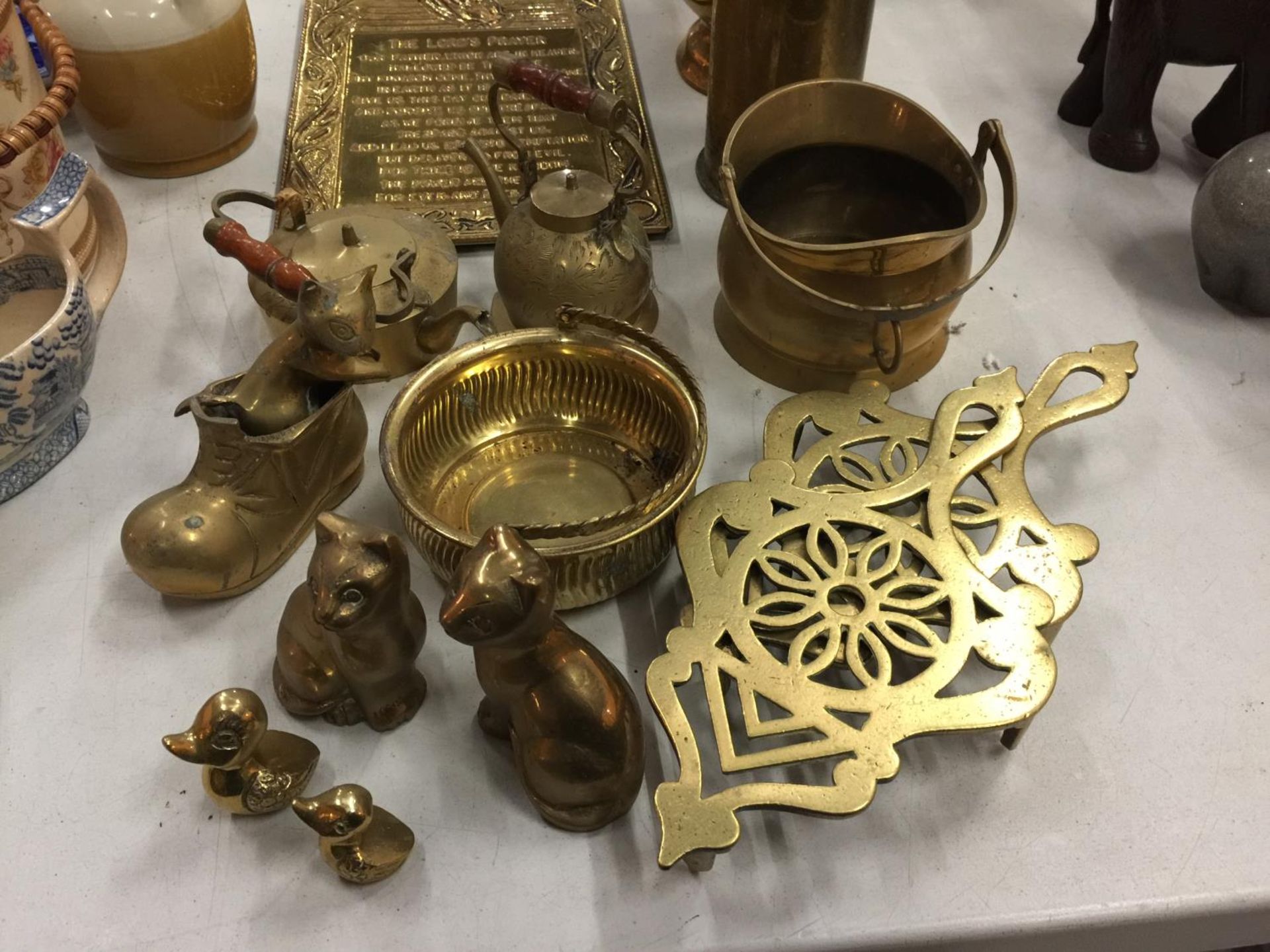 A QUANTITY OF BRASS ITEMS TO INCLUDE PLAQUES OF THE LORD'S PRAYER, ANIMALS, TRIVETS, ETC - Image 2 of 5