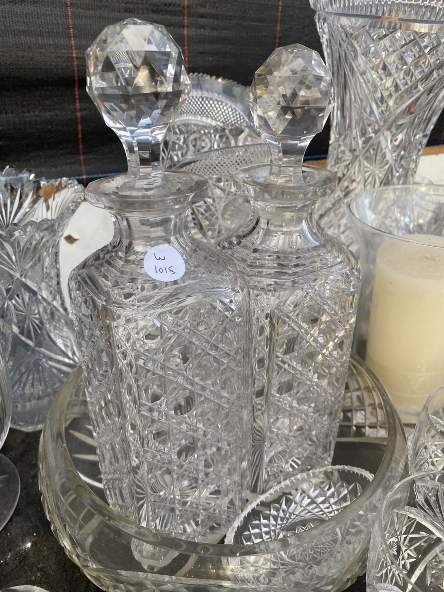 A LARGE ASSORTMENT OF GLASS WARE TO INCLUDE DECANTORS, LARGE CUT GLASS VASES AND SHERRY GLASSES ETC - Image 4 of 6