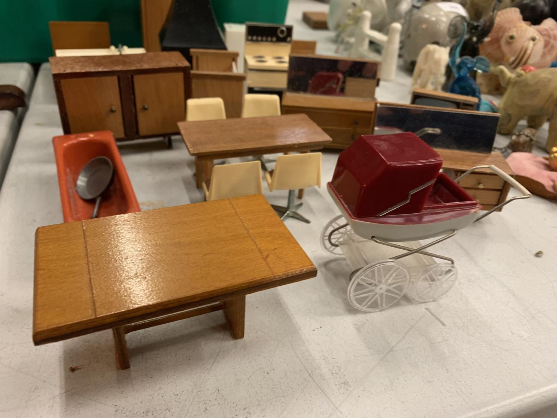 A QUANTITY OF 1960'S DOLL'S HOUSE FURNITURE - Image 2 of 5