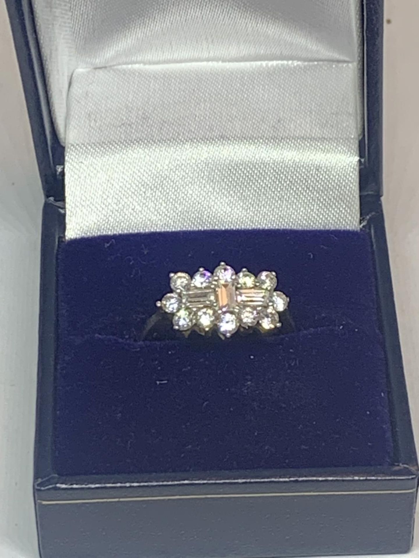 A 9 CARAT GOLD RING WITH CLEAR STONES SIZE N/O GROSS WEIGHT 3 GRAMS IN A PRESENTATION BOX - Image 4 of 4