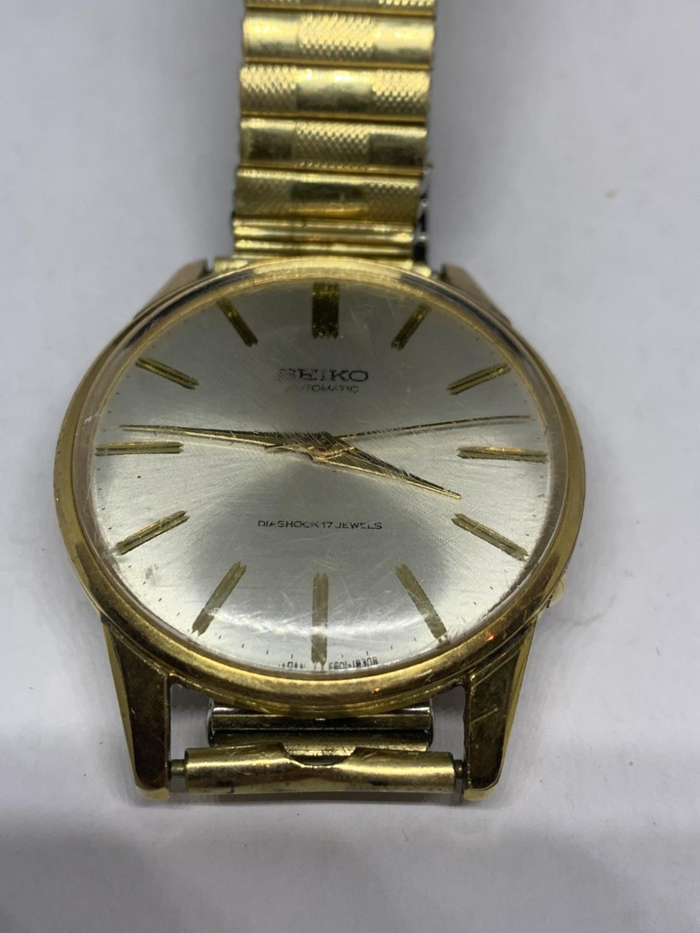 A VINTAGE YELLOW METAL SEIKO AUTOMATIC DIASHOCK 17 JEWELS WRISTWATCH SEEN WORKING BUT NO WARRANTY - Image 2 of 3