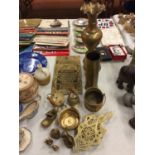 A QUANTITY OF BRASS ITEMS TO INCLUDE PLAQUES OF THE LORD'S PRAYER, ANIMALS, TRIVETS, ETC