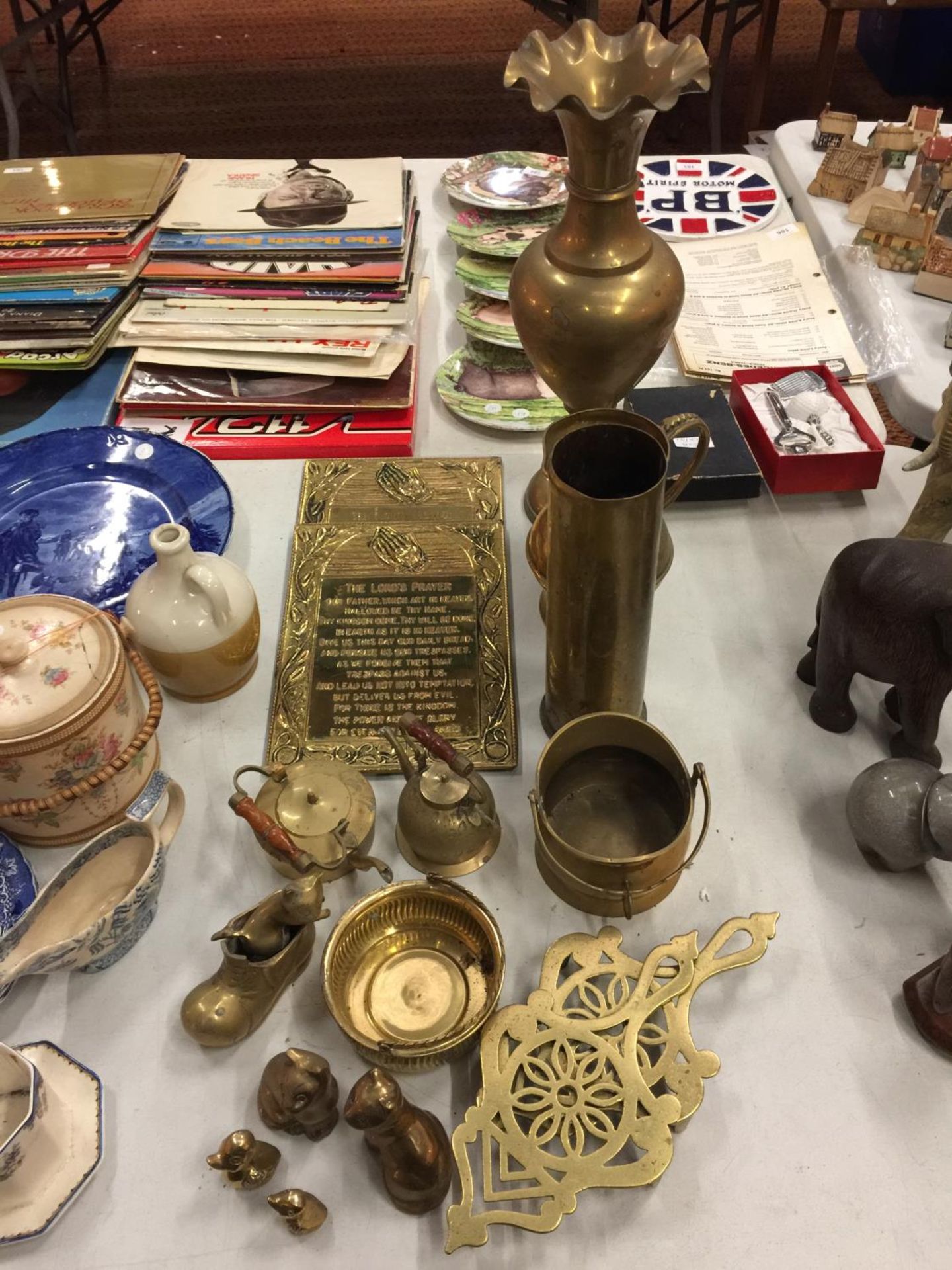 A QUANTITY OF BRASS ITEMS TO INCLUDE PLAQUES OF THE LORD'S PRAYER, ANIMALS, TRIVETS, ETC