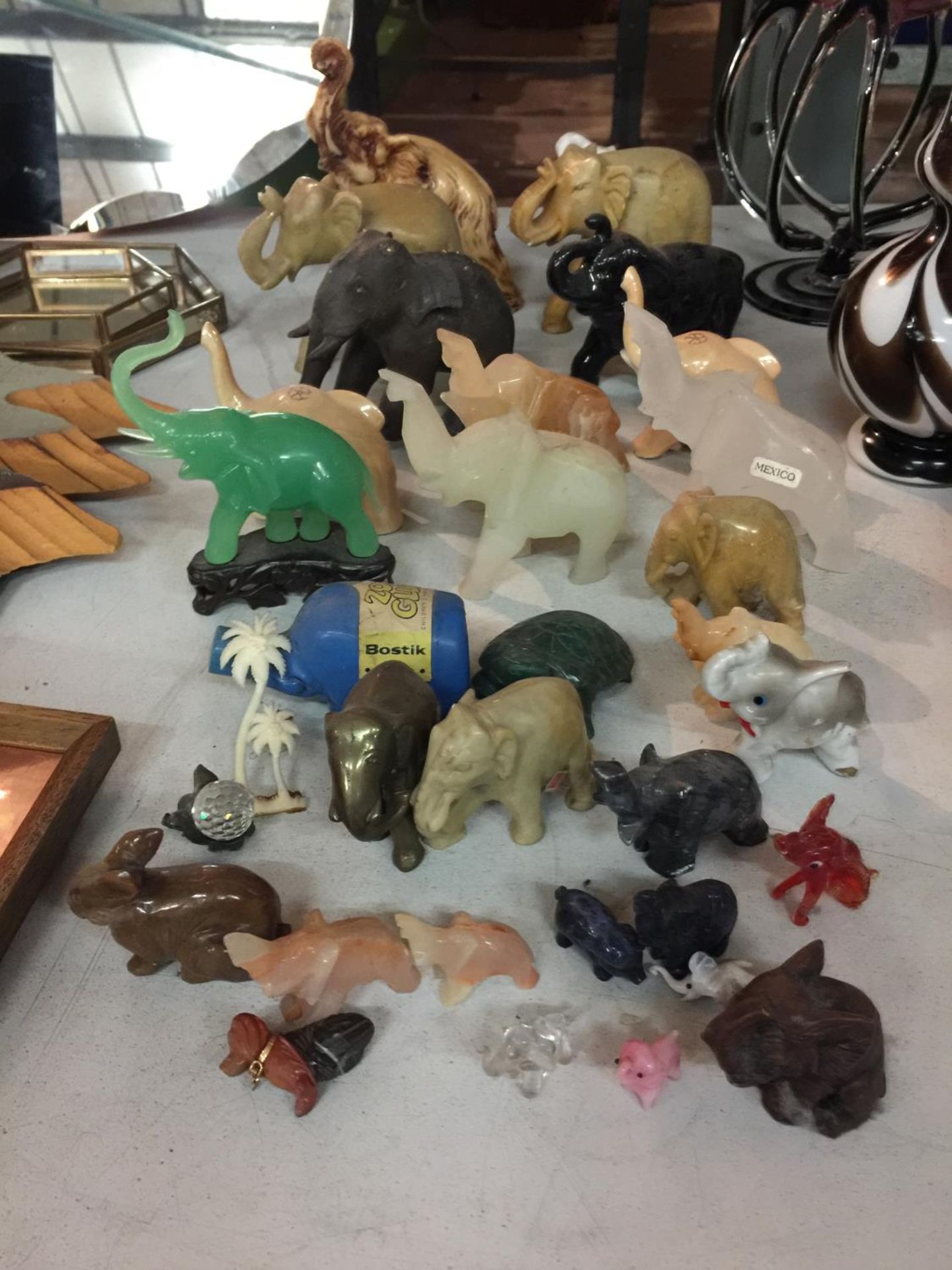 A COLLECTION OF ELEPHANT FIGURES TO INCLUDE, STONE AND CERAMIC EXAMPLES - Image 2 of 5