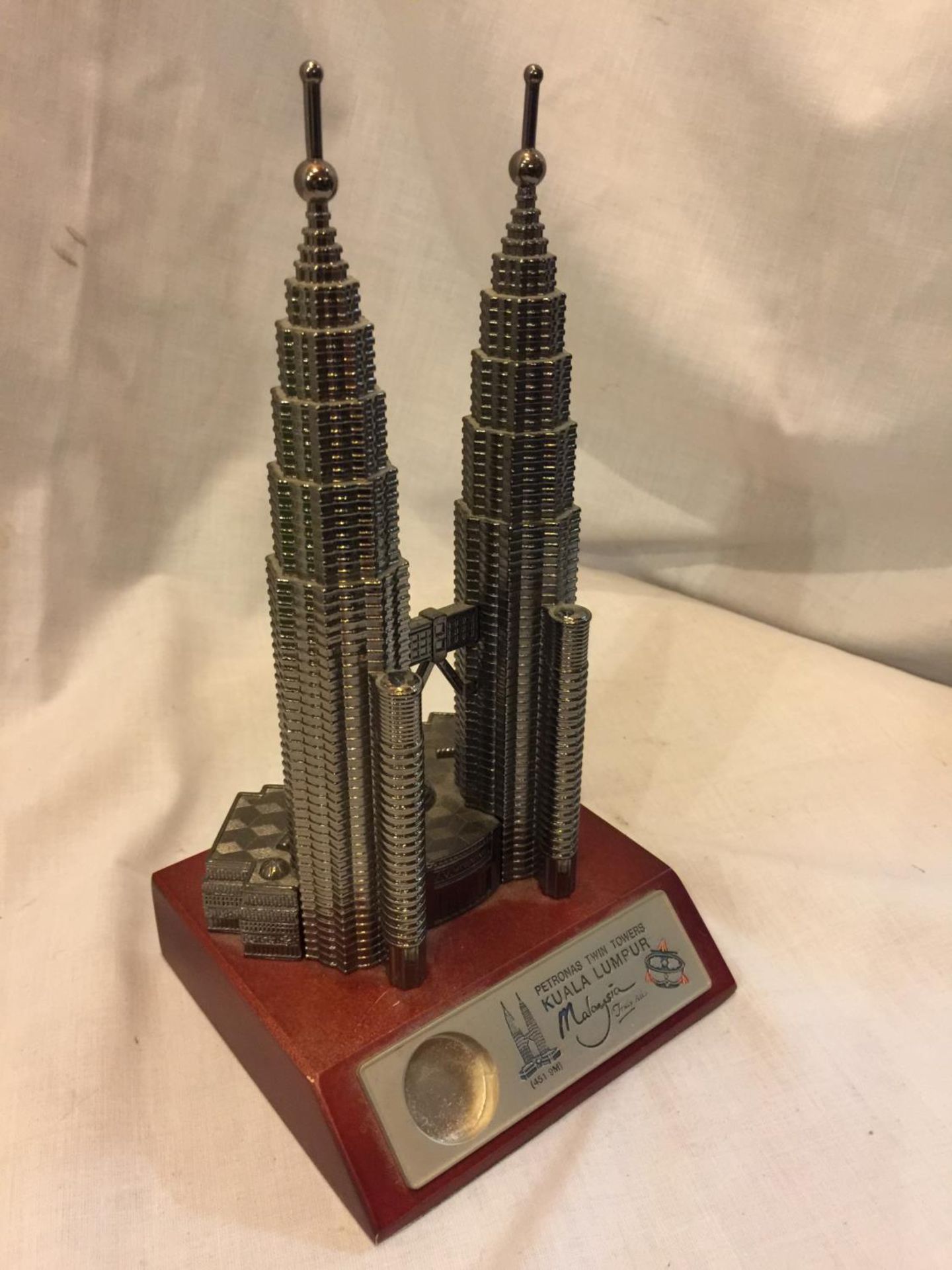 A MODEL OF THE TWIN TOWERS KUALA LUMPUR, MALAYSIA - Image 2 of 5
