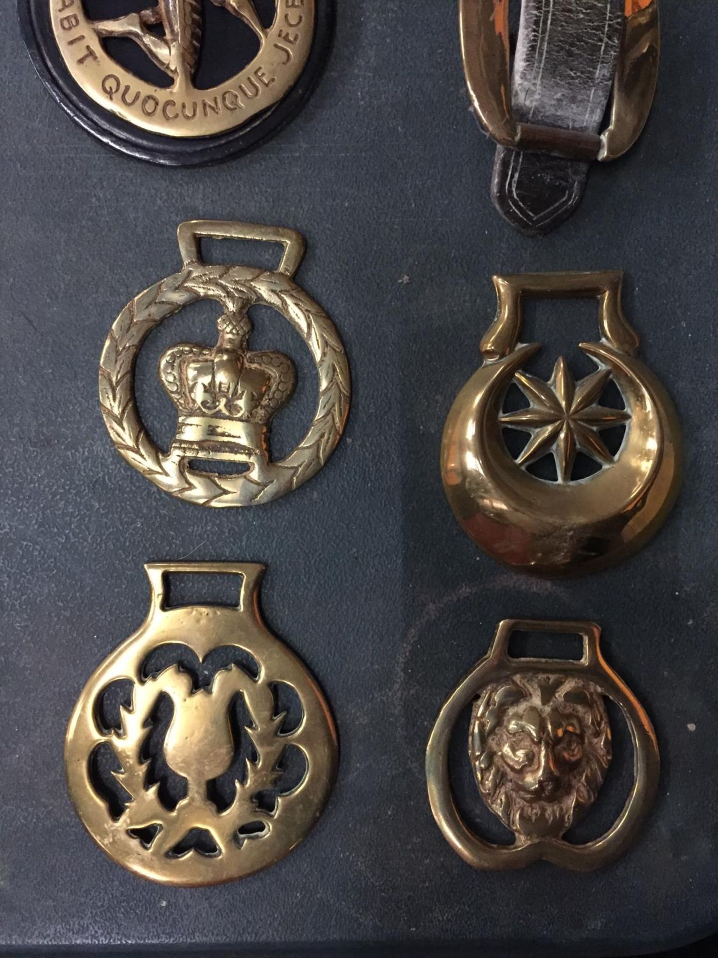 AN QUANTITY OF HORSE BRASSES - Image 2 of 3