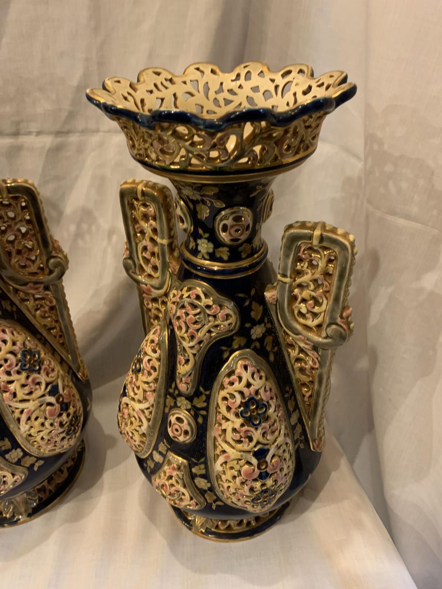 A PAIR OF ORNATE FISCHER BUDPEST HUNGARIAN VASES 38CM TALL AND A TWIN HANDLED DISH ON A PREDESTAL - Image 4 of 7