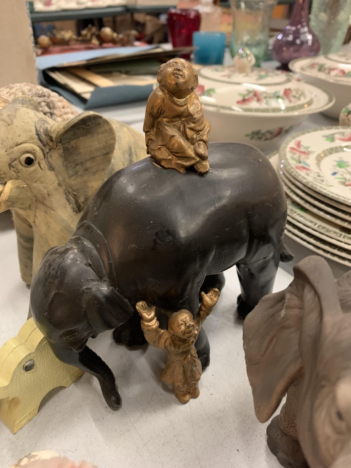 A LARGE QUANTITY OF COLLECTABLE ELEPHANTS OF ALL SIZES, INCLUDES, CERAMIC, WOODEN, ETC - Bild 7 aus 8