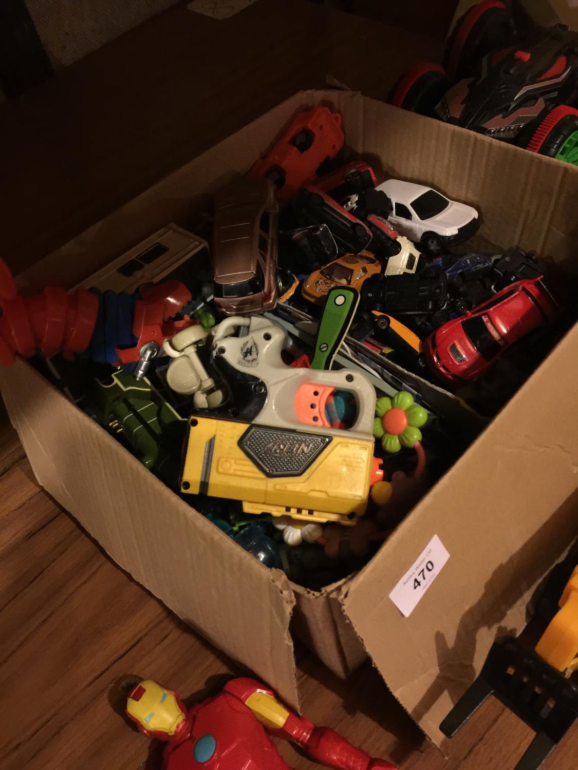 A BOX OF DIECAST PLAYWORN CARS PLUS A LARGE FORK LIFT TRUCK, RACING CAR, ETC - Bild 2 aus 5