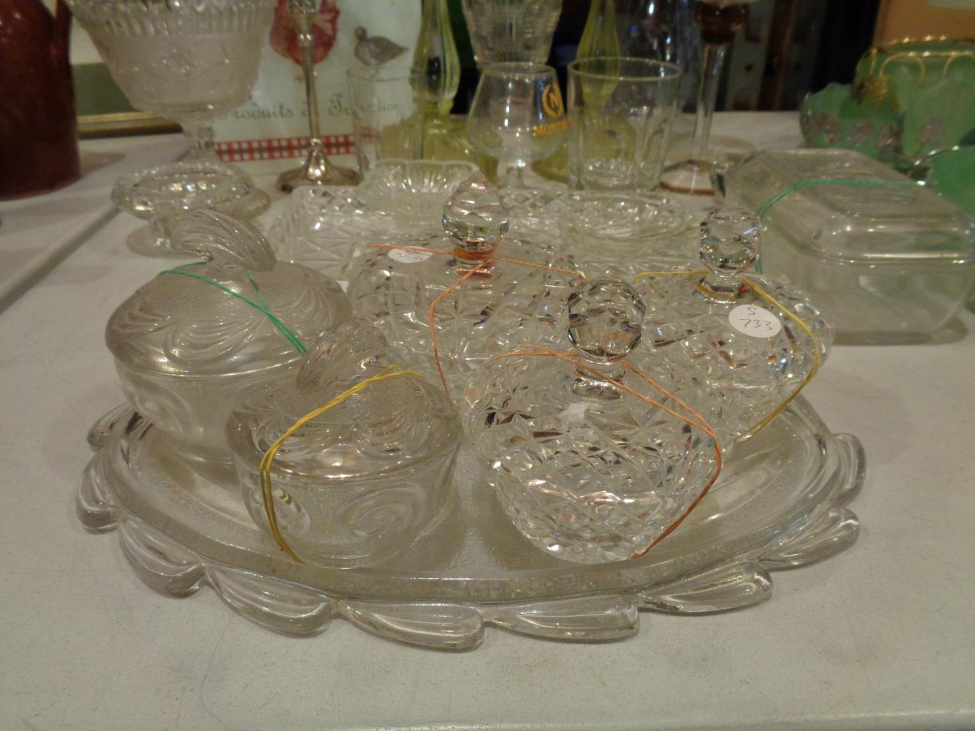 A COLLECTION OF GLASSWARE TO INCLUDE LIDDED JARS, TRAYS, CANDLE HOLDERS ETC - Image 4 of 4