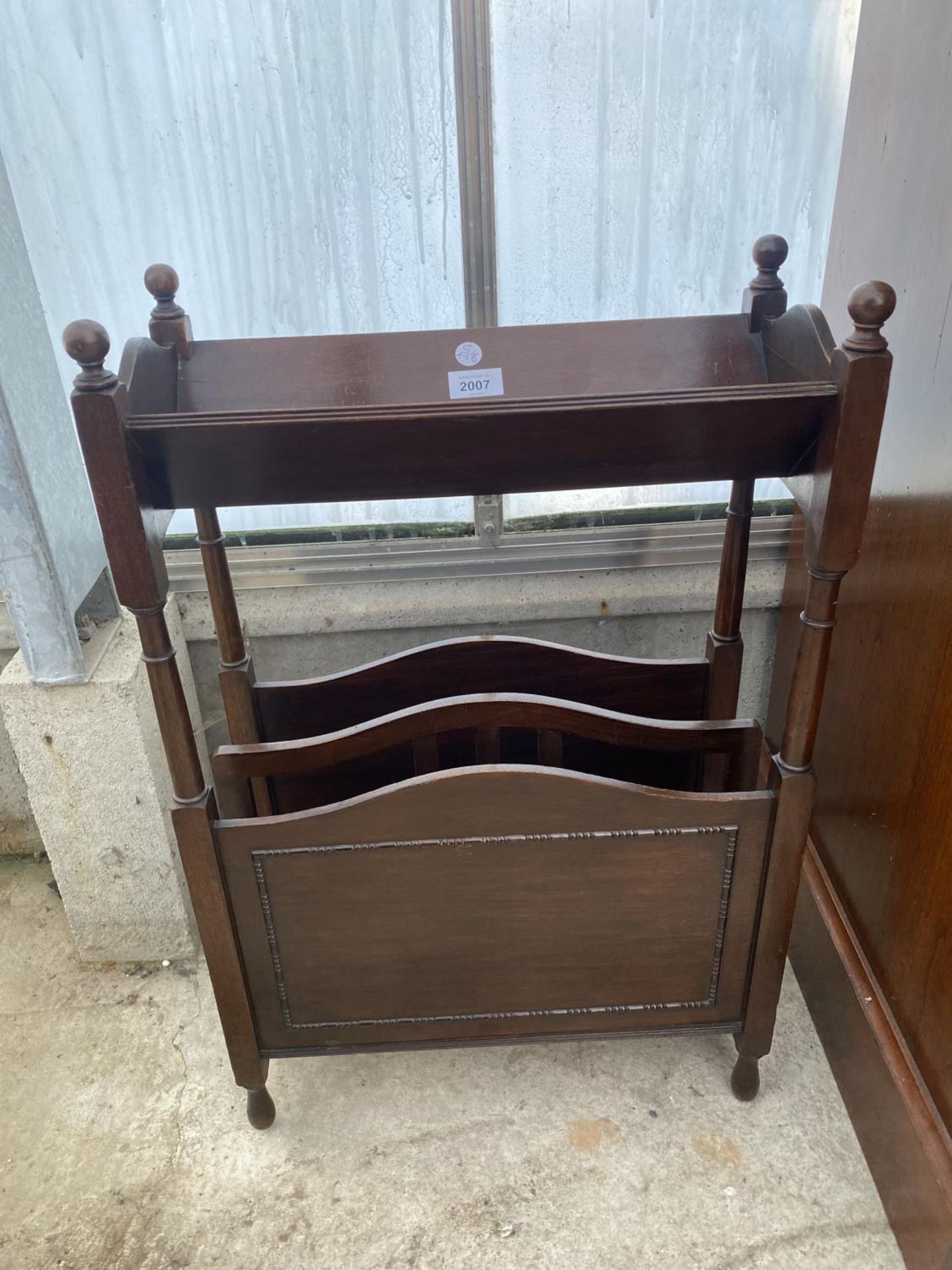 AN EARLY 20TH CENTURY MAHOGANY BOOK TROUGH/MAGAZINE RACK, 18" WIDE