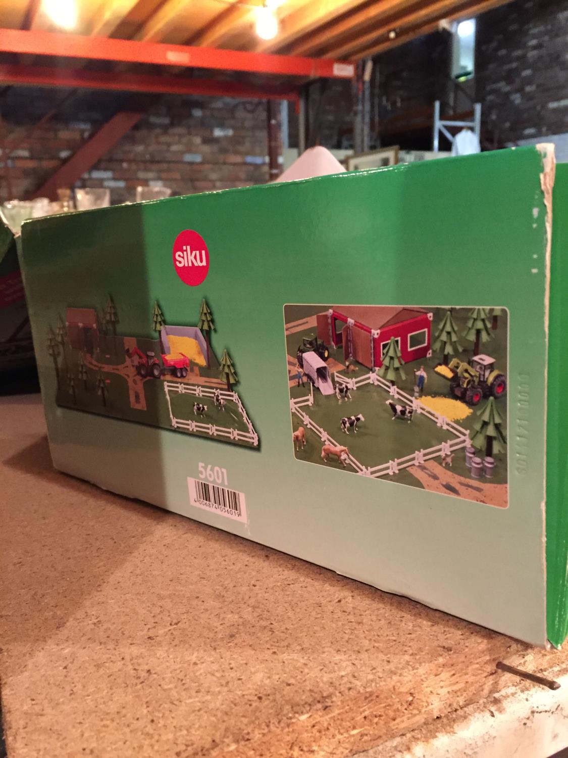 A BOXED SIKUWORLD STARTER SET- FARMER NO. 5601, PLEASE NOTE THERE IS NO TRACTOR AND TRAILER