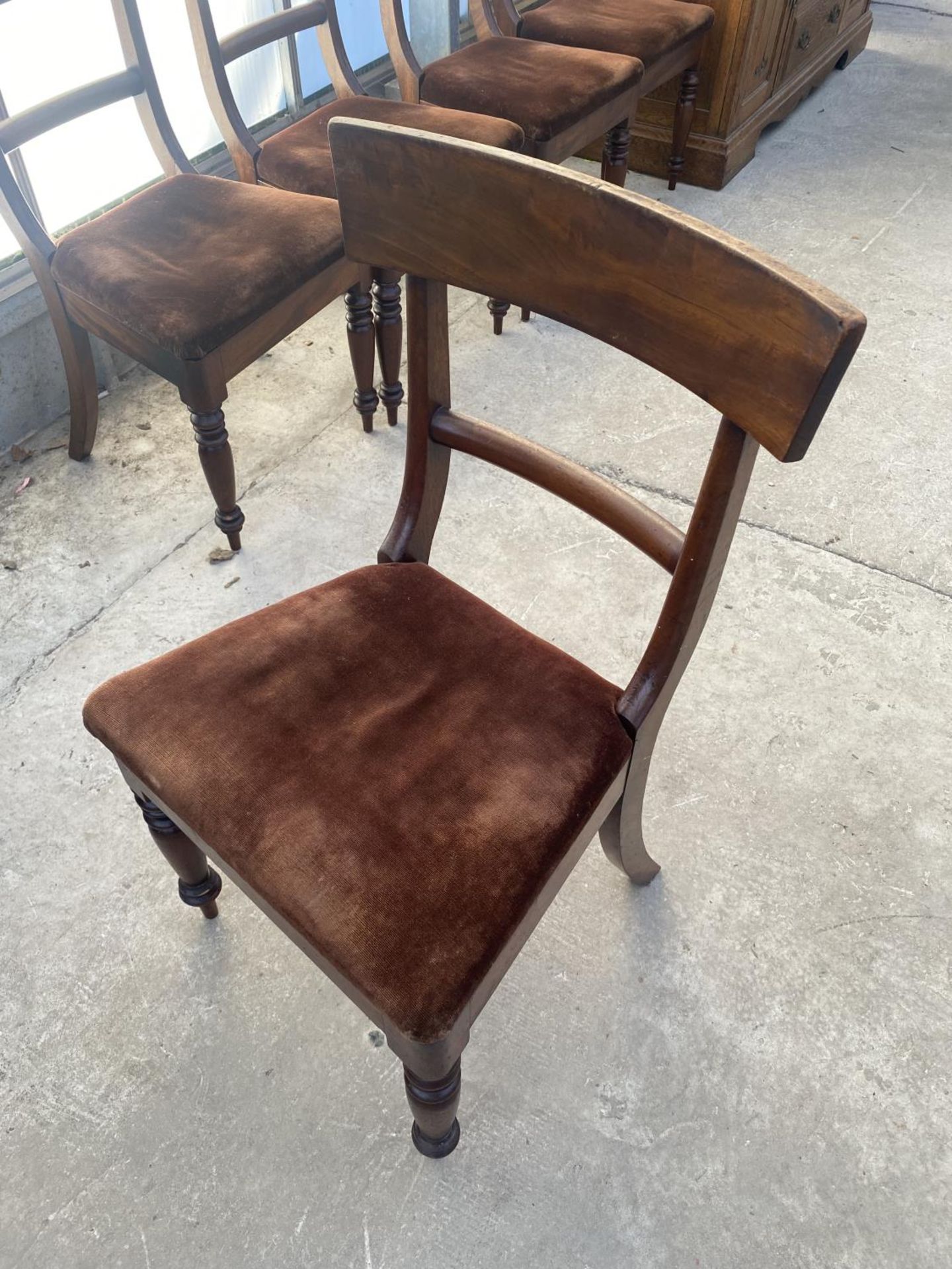 A SET OF SIX VICTORIAN BAR BACK DINING CHAIRS ON TURNED FRONT LEGS - Image 6 of 6