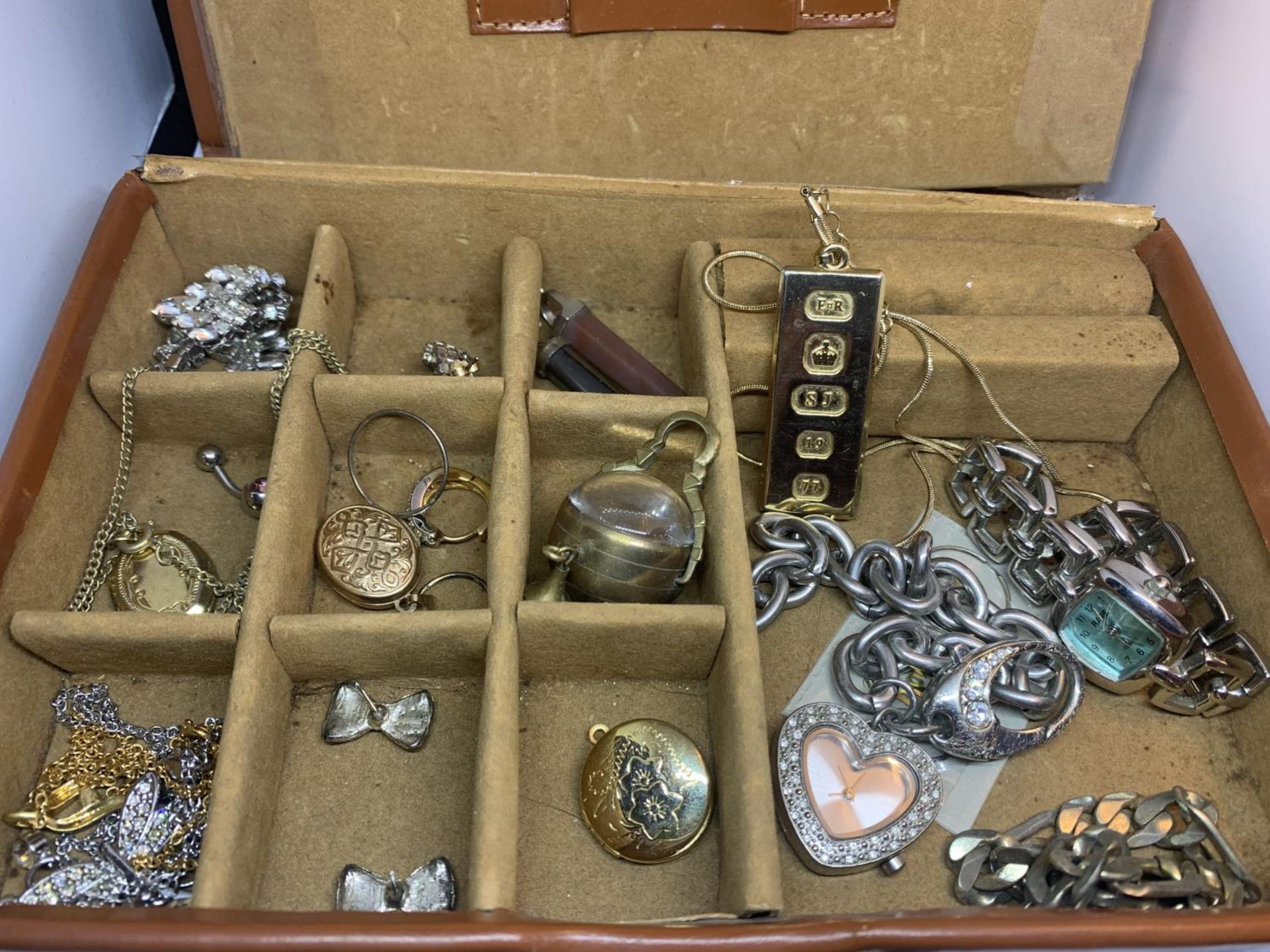 A BROWN LEATHER JEWELLERY BOX CONTAINING COSTUME JEWELLERY AND WATCHES - Image 3 of 4