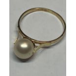 A VINTAGE 18 CARAT GOLD PEARL COCKTAIL RING SIZE R IN A PRESENTATION BOX