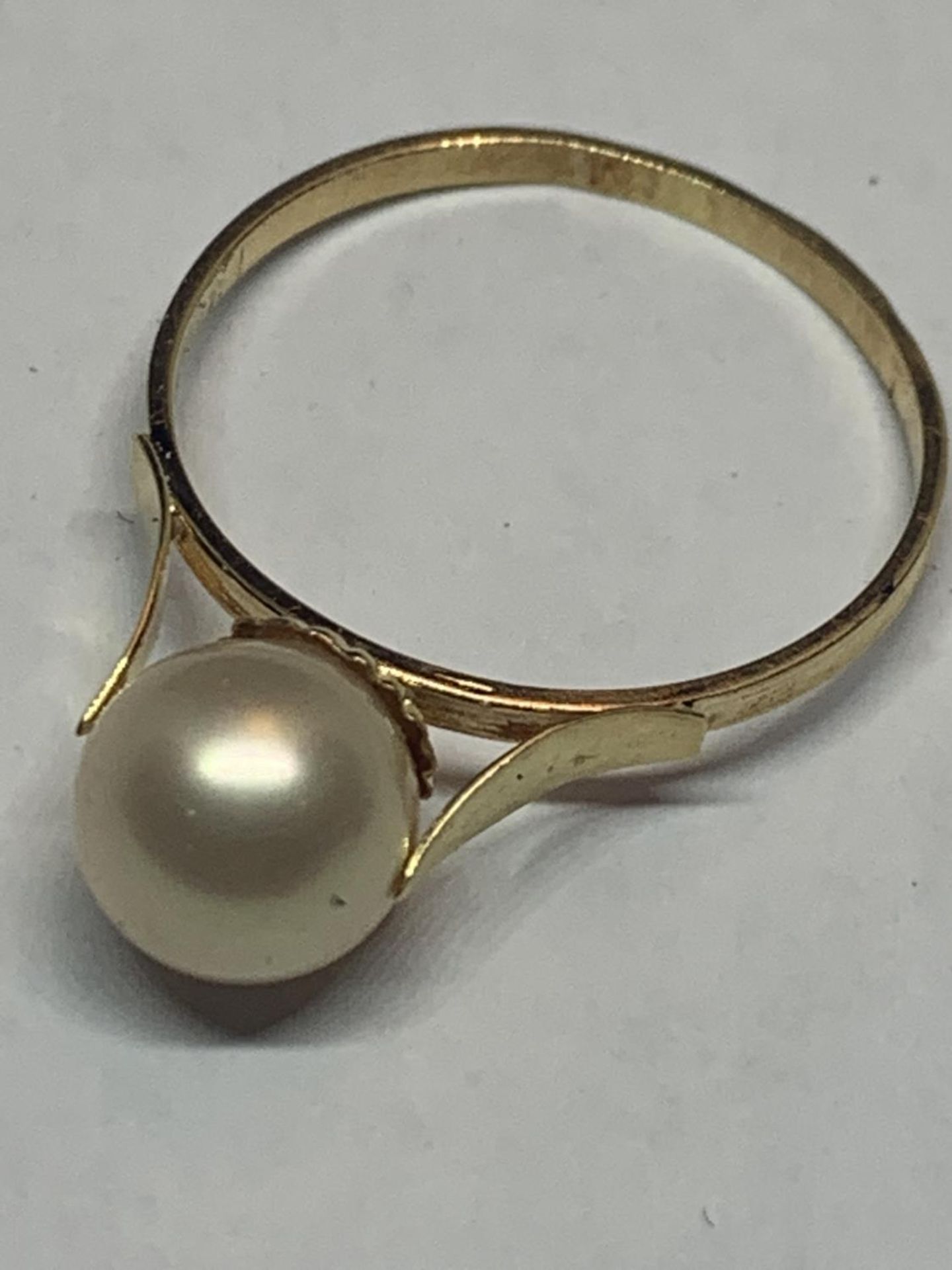 A VINTAGE 18 CARAT GOLD PEARL COCKTAIL RING SIZE R IN A PRESENTATION BOX