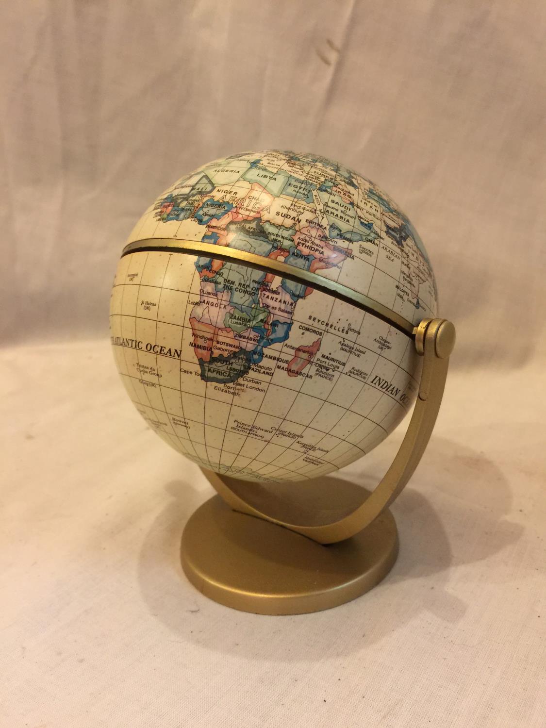 A CHILD'S TOY GLOBE HEIGHT 13CM