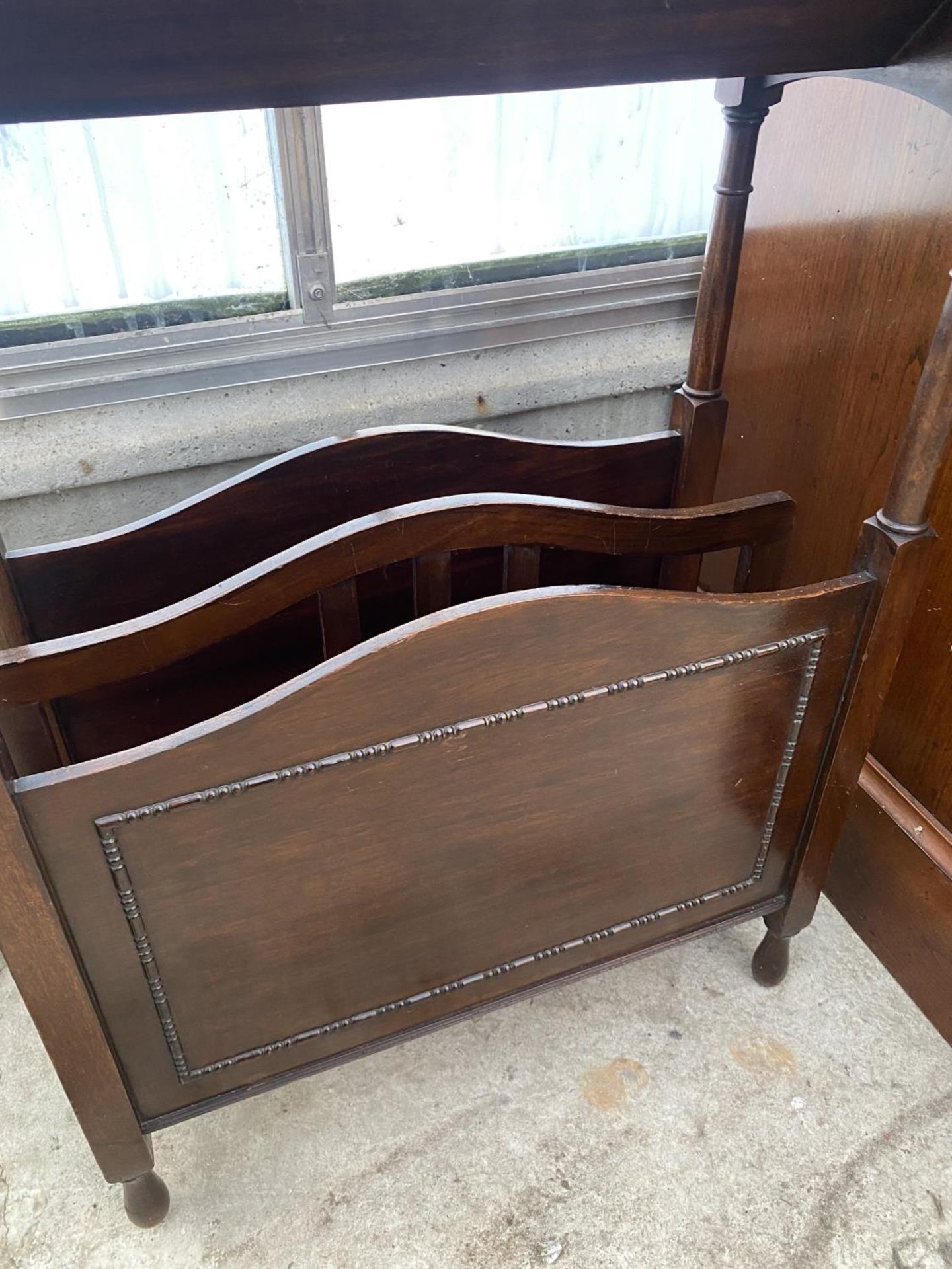 AN EARLY 20TH CENTURY MAHOGANY BOOK TROUGH/MAGAZINE RACK, 18" WIDE - Image 4 of 4