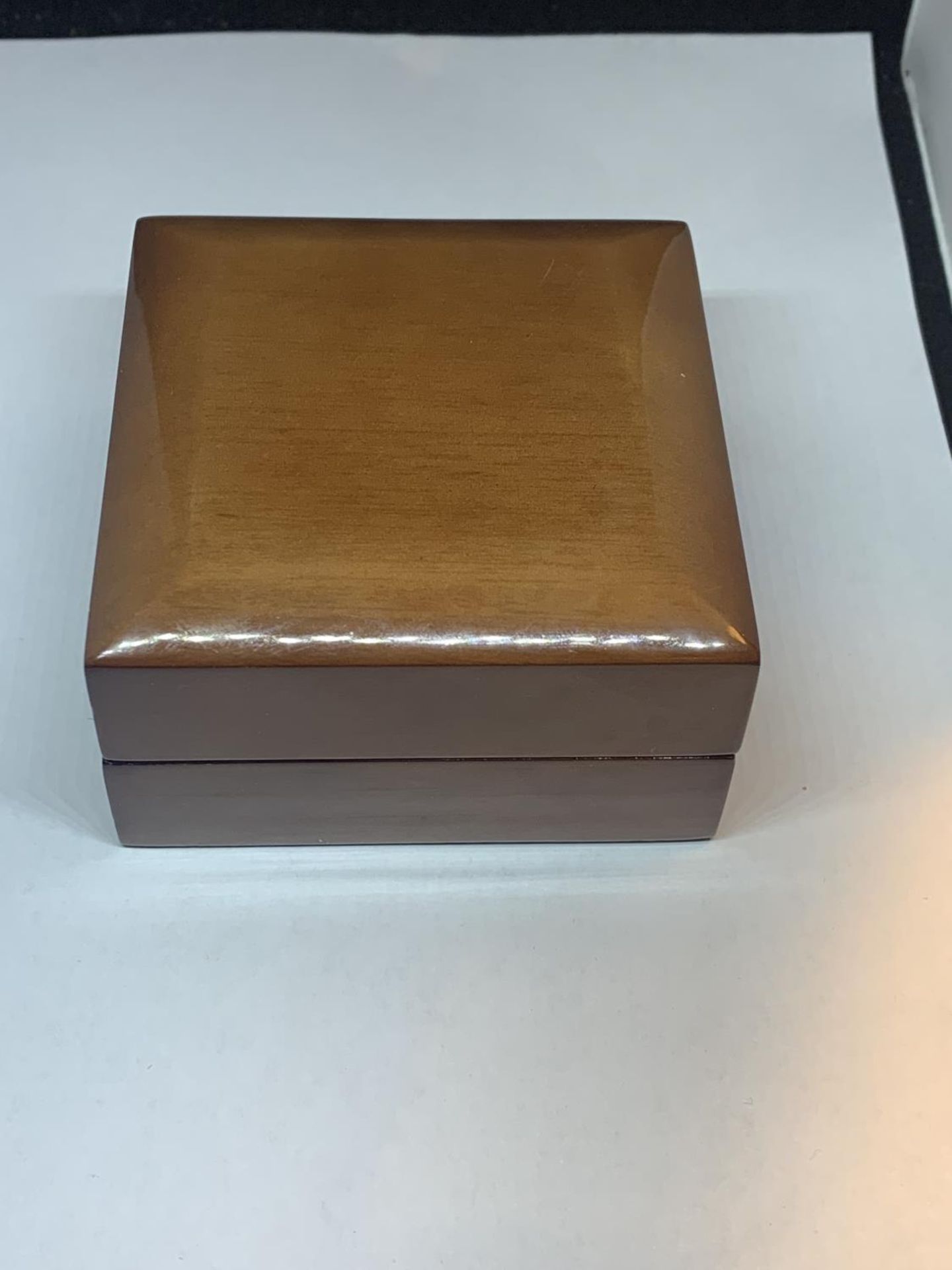 A 9 CARAT YELLOW GOLD BANGLE MARKED 375 GROSS WEIGHT 4.2 GRAMS IN A PRESENTATION BOX - Image 5 of 5