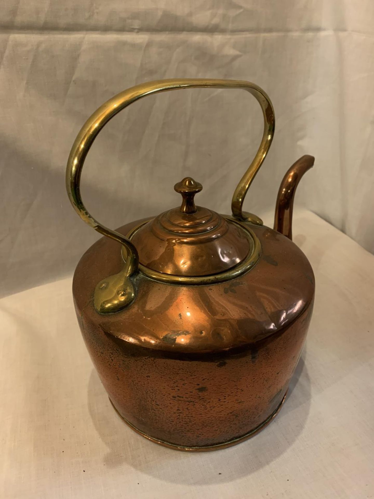 A VINTAGE COPPER AND BRASS KETTLE - Image 2 of 3