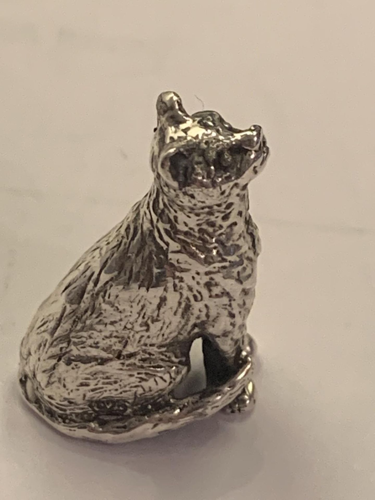 A MARKED SILVER MINIATURE SITTING CAT FIGURE - Image 3 of 4