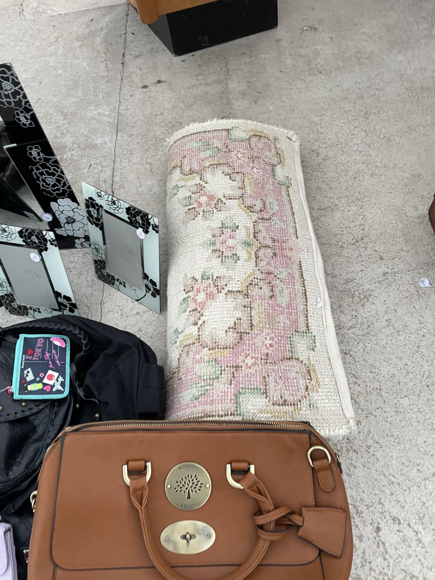 AN ASSORTMENT OF ITEMS TO INCLUDE A RUG, A SELECTION OF LADIES HANDBAGS AND AN ASSORTMENT OF PICTURE - Image 2 of 3