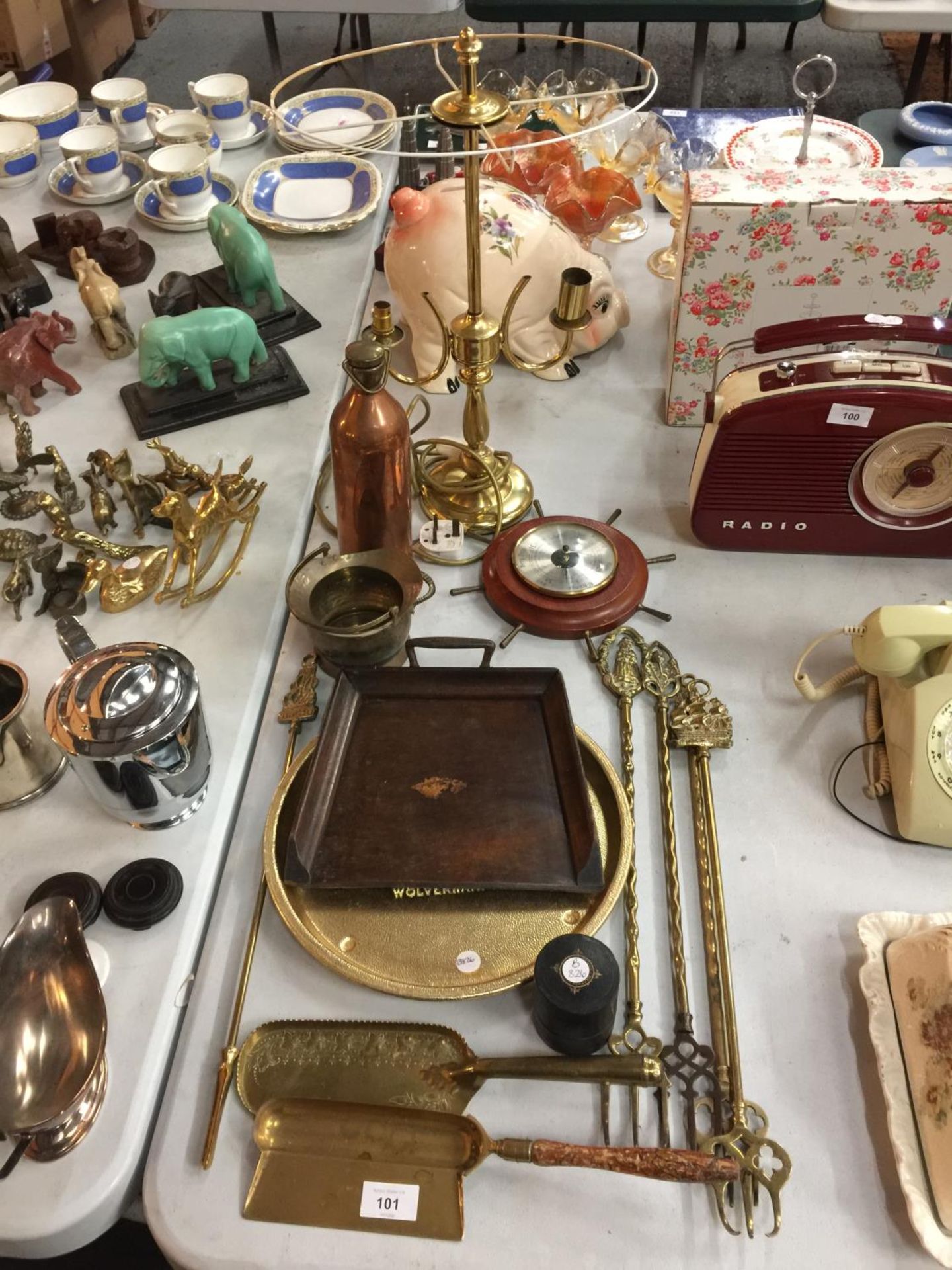 A QUANTITY OF BRASS WARE TO INCLUDE A FIRESIDE SET, LAMP BASE, CRUMB TRAYS, ETC