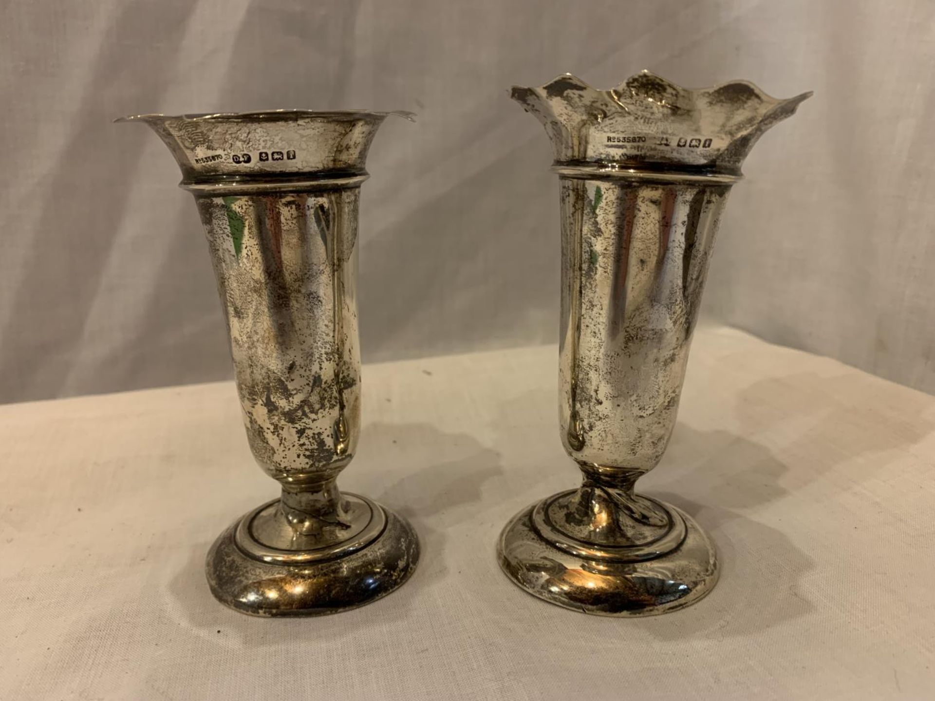 A PAIR OF HALLMARKED BIRMINGHAM SILVER BUD VASES - Image 2 of 4