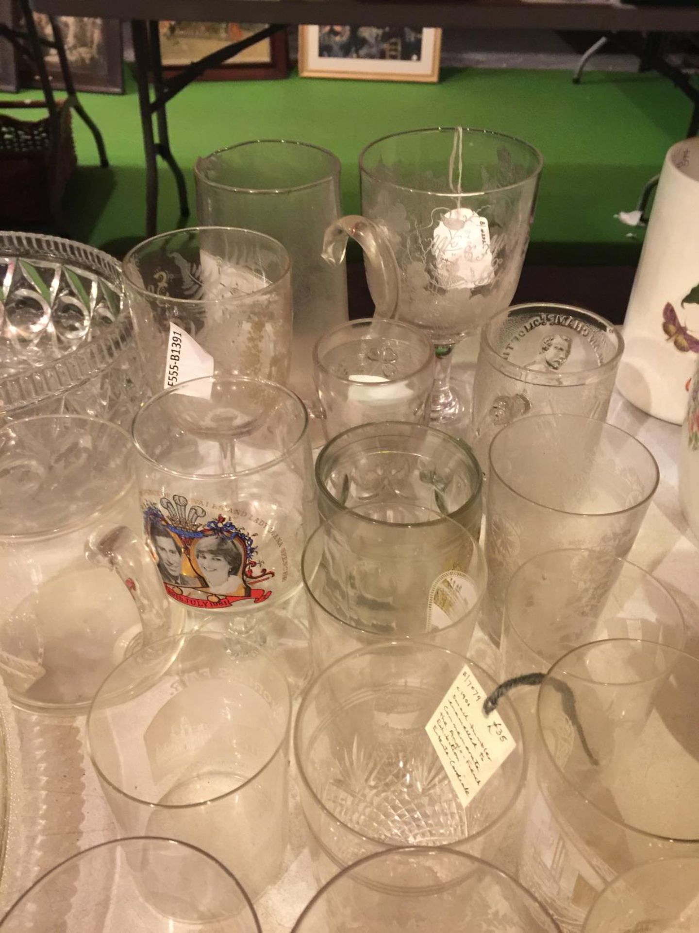 A QUANTITY OF GLASSWARE TO INCLUDE, BOWLS, JUGS, TUMBLERS AND TANKARDS, ETC - Image 4 of 4