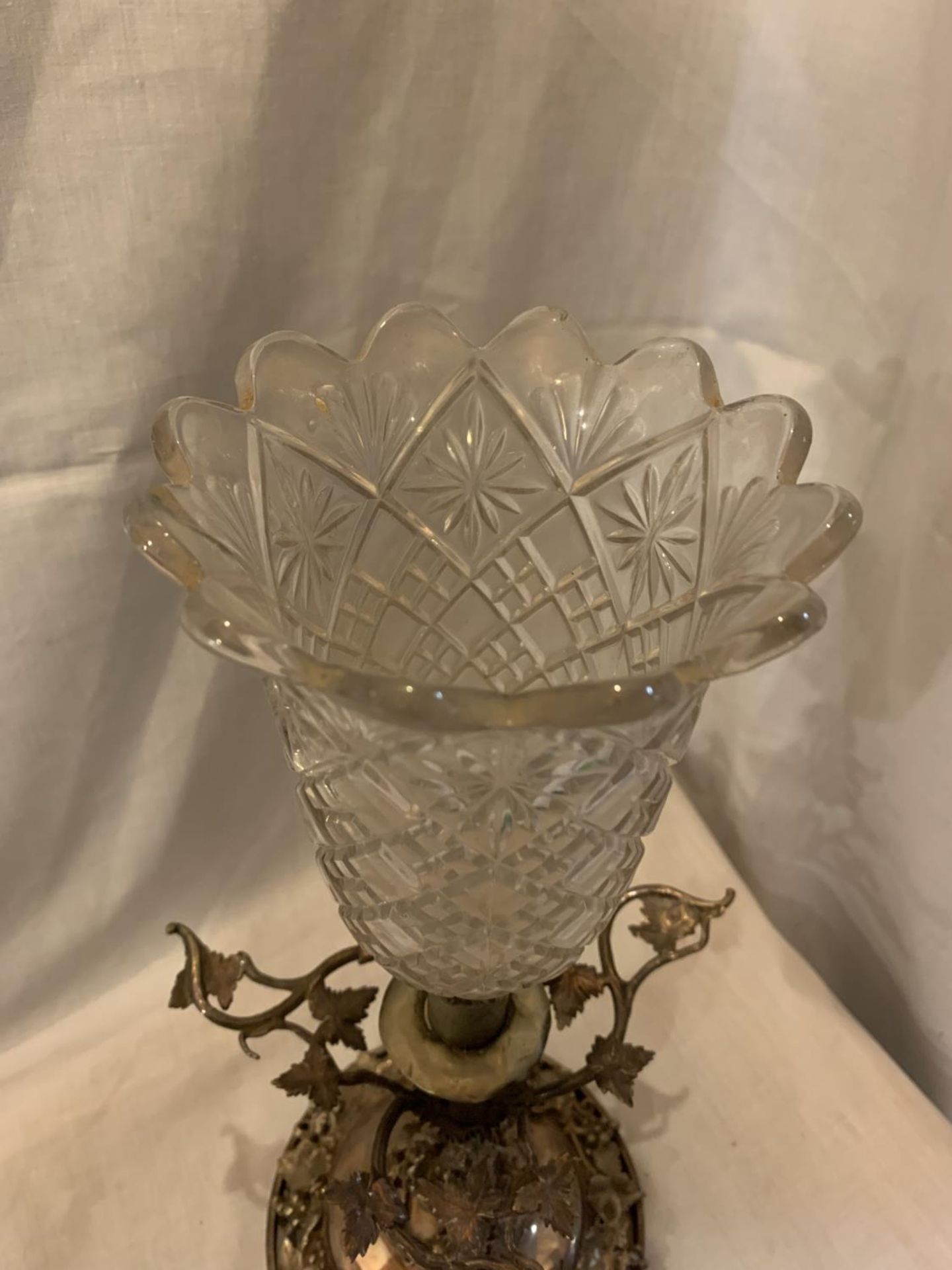 A SILVER PLATED CANDLE HOLDER WITH GLASS SHADE AND GRAPE VINE DECORATION 39CM TALL - Image 4 of 4