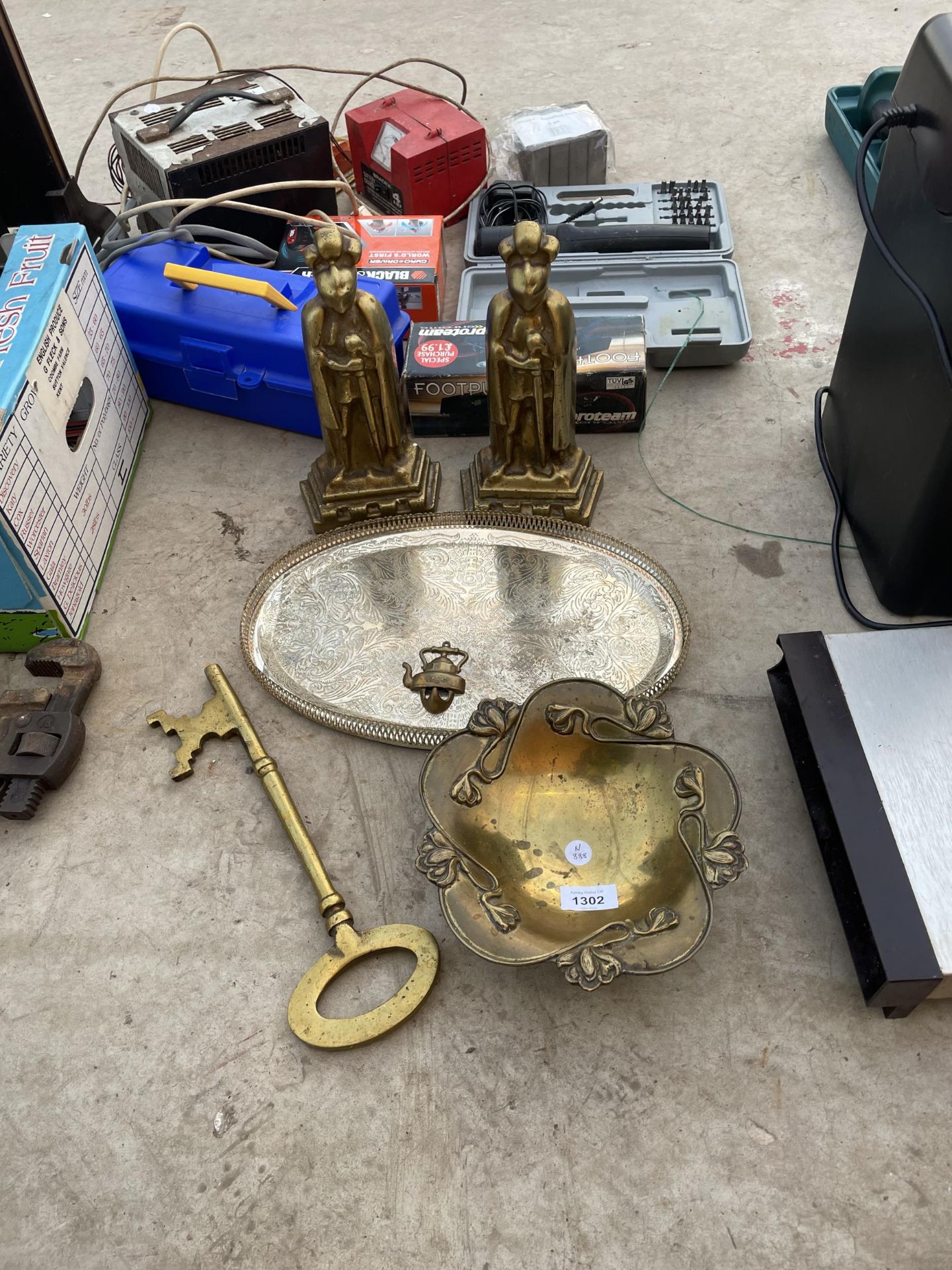 AN ASSORTMENT OF BRASS ITEMS TO INCLUDE TWO KNIGHT FIRE DOGS, A LARGE KEY AND A BOWL ETC