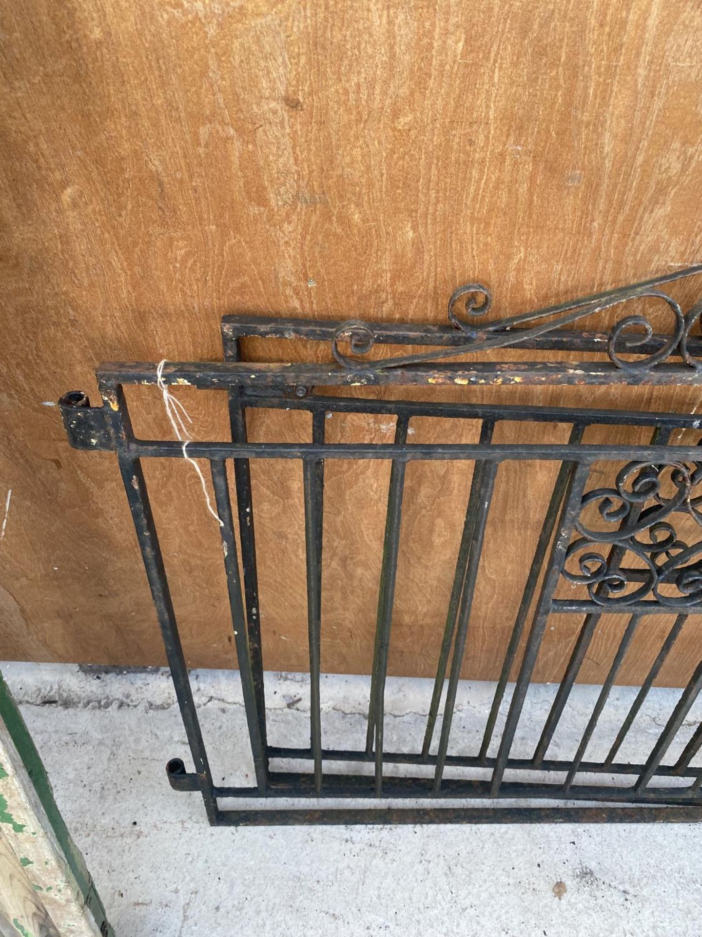 A PAIR OF DECORATIVE WROUGHT IRON GARDEN GATES (L:119CM EACH) - Image 2 of 3