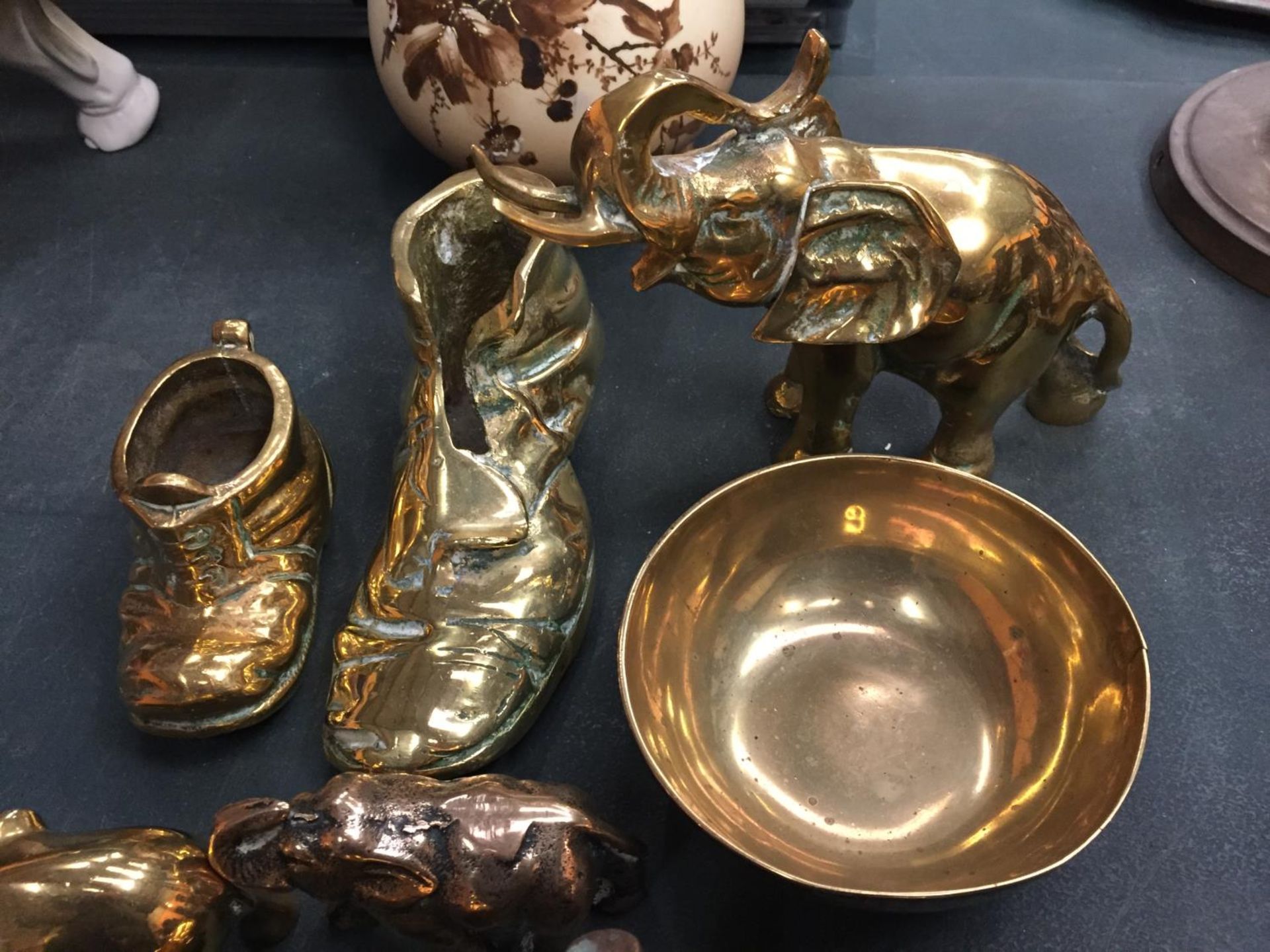 A QUANTITY OF BRASSWARE TO INCLUDE ELEPHANTS, DOGS, SHOES, BRASSES ETC - Image 4 of 4