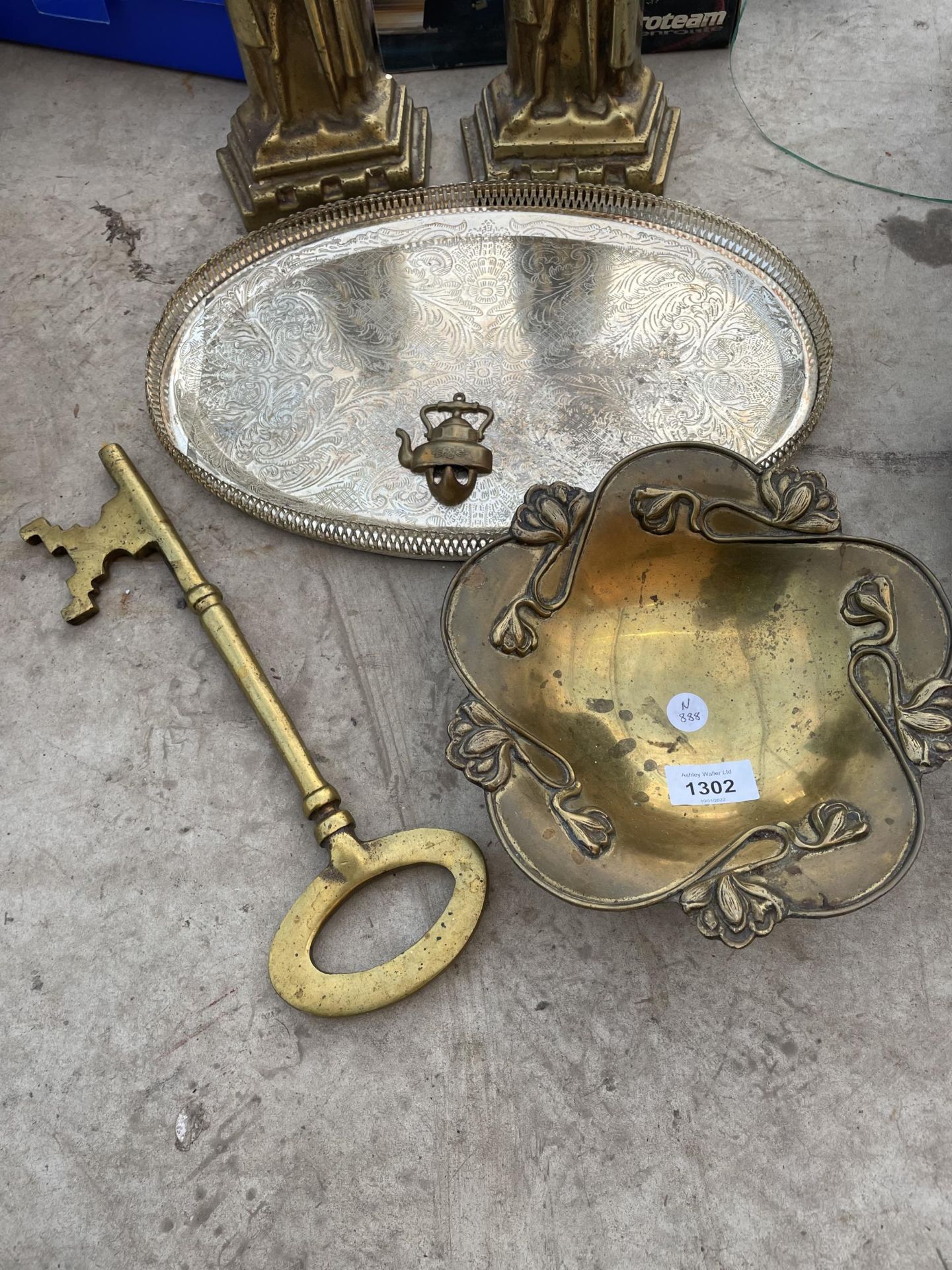 AN ASSORTMENT OF BRASS ITEMS TO INCLUDE TWO KNIGHT FIRE DOGS, A LARGE KEY AND A BOWL ETC - Image 2 of 3