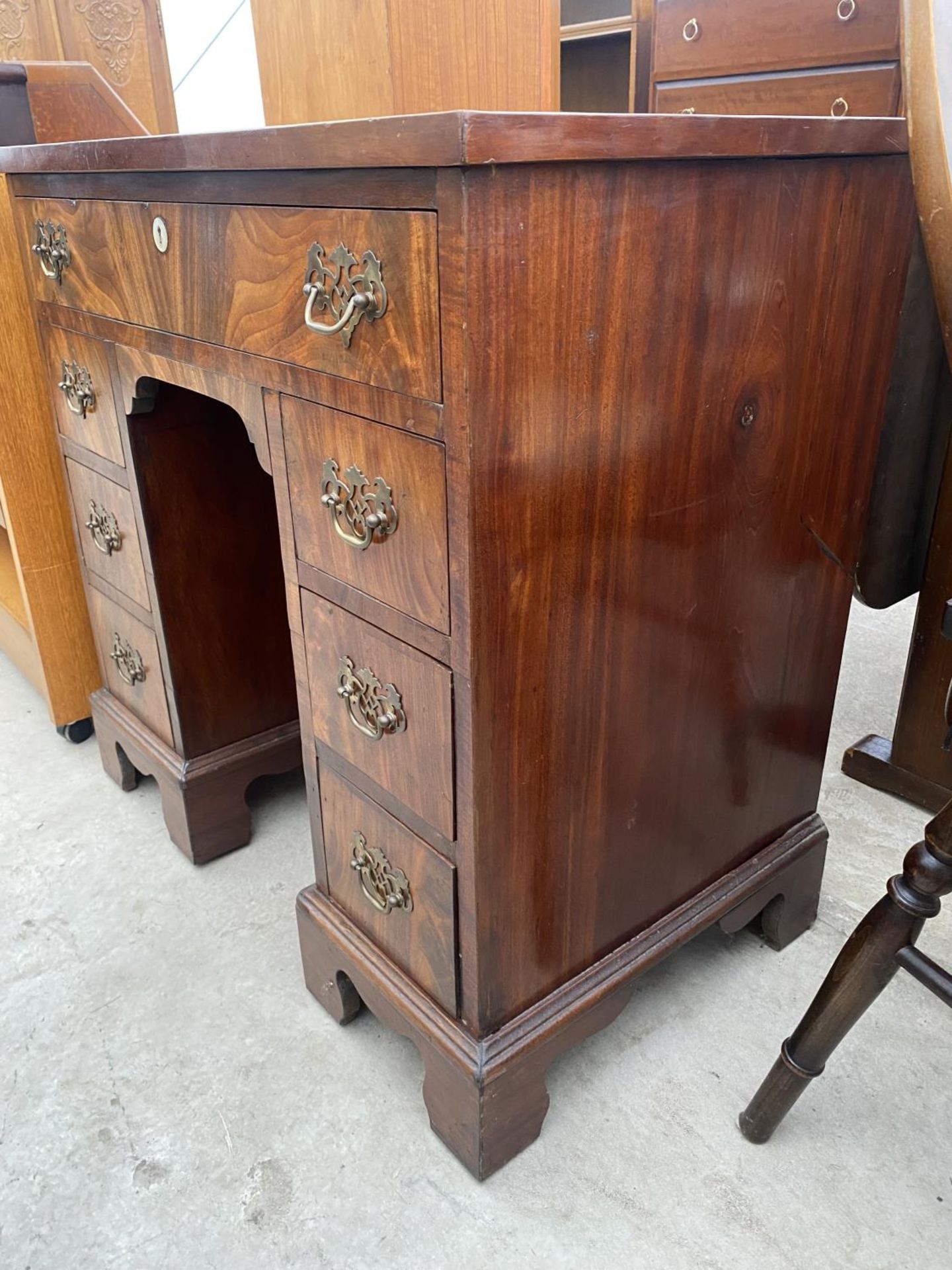 A 19TH CENTURY MAHOGANY AND CROSSBANDED DESK ENCLOSING SEVEN DRAWERS, CENTRAL CUPBOARD ON BRACKET - Image 4 of 6