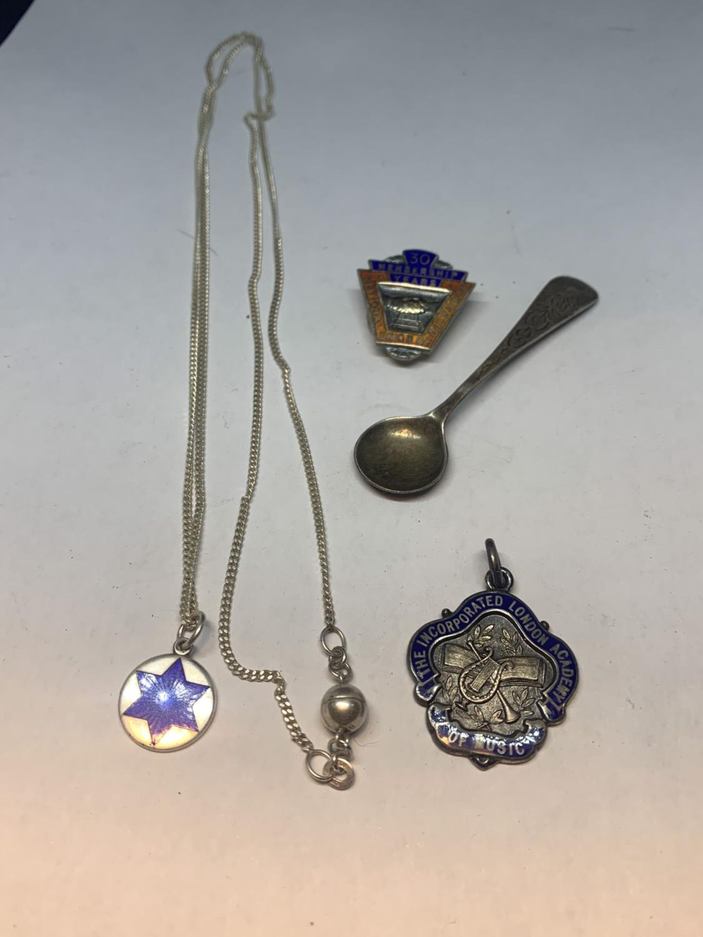 FOUR VARIOUS SILVER ITEMS TO INCLUDE A NECKLACE WITH PENDANT, A MEDAL, A RAILWAY MEMBERSHIP BADGE