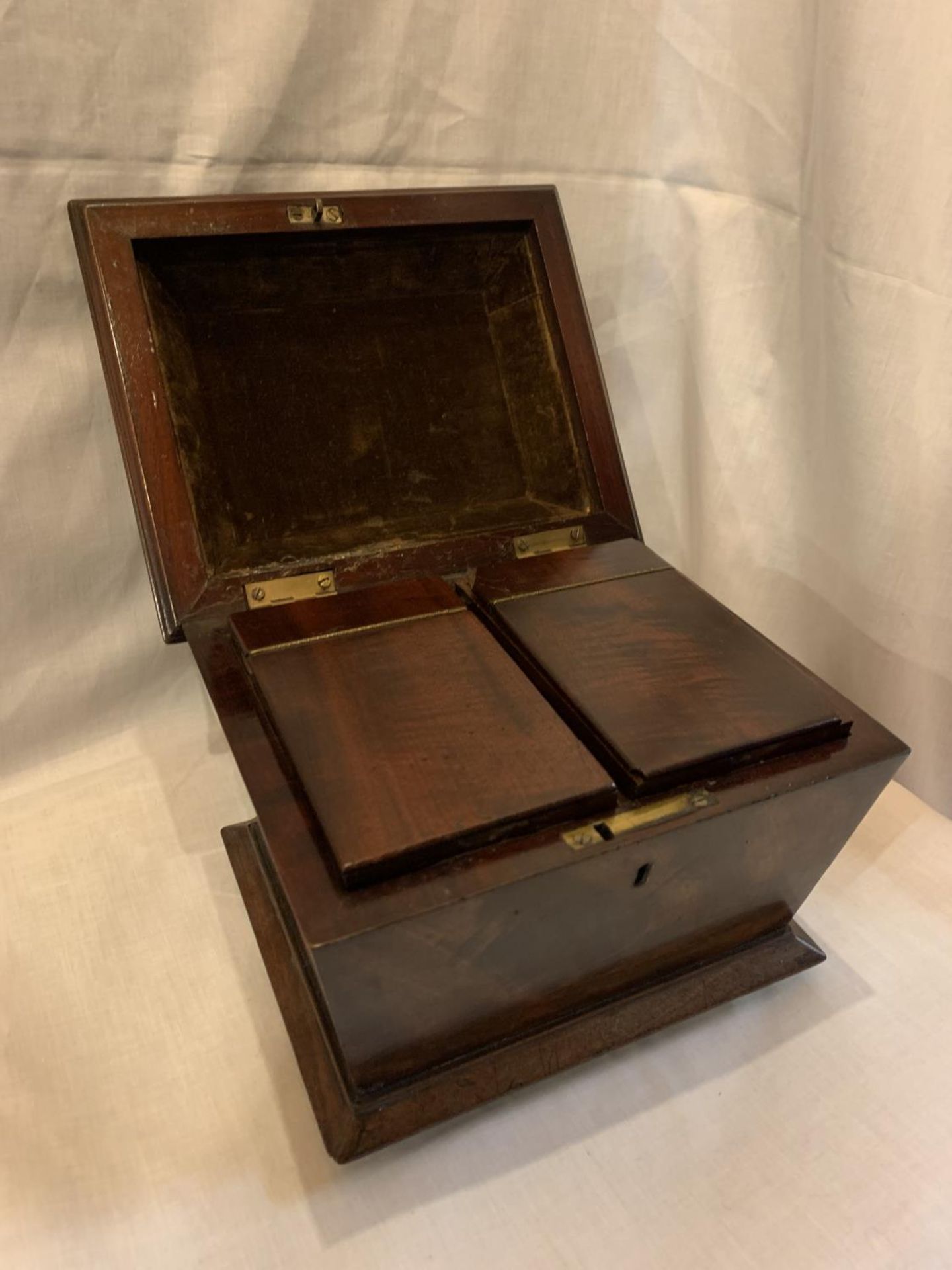 A VINTAGE MAHOGANY TEA CADDY WITH INTERIOR HINGED LIDDED BOXES MADE WITH SMALL DOVETAIL JOINTS ( - Image 2 of 5