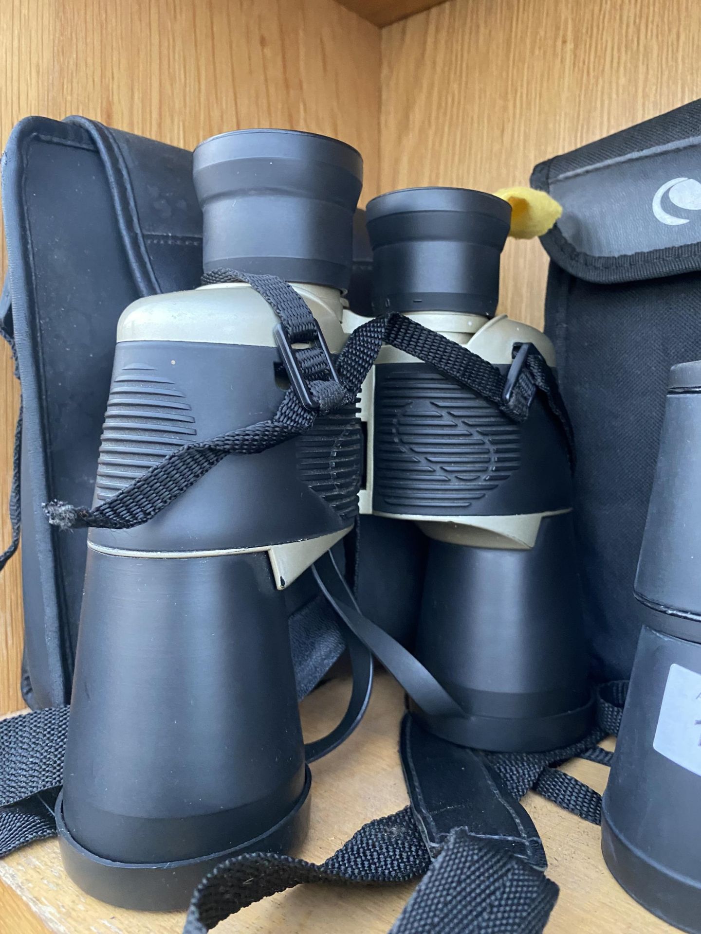 A COLLECTION OF FOUR PAIRS OF BINOCULARS TO INCLUDE WETZLAR 10 X 50 FIELD BINOCULARS ETC - Image 2 of 5